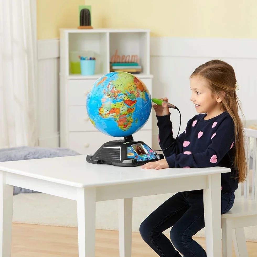 VTech Giramondo Video Mappamondo Interattivo Bambini con Penna Touch 2.7" 600 Video BBC Giochi Educativi Quiz Lingua Italiana 7-99 Anni