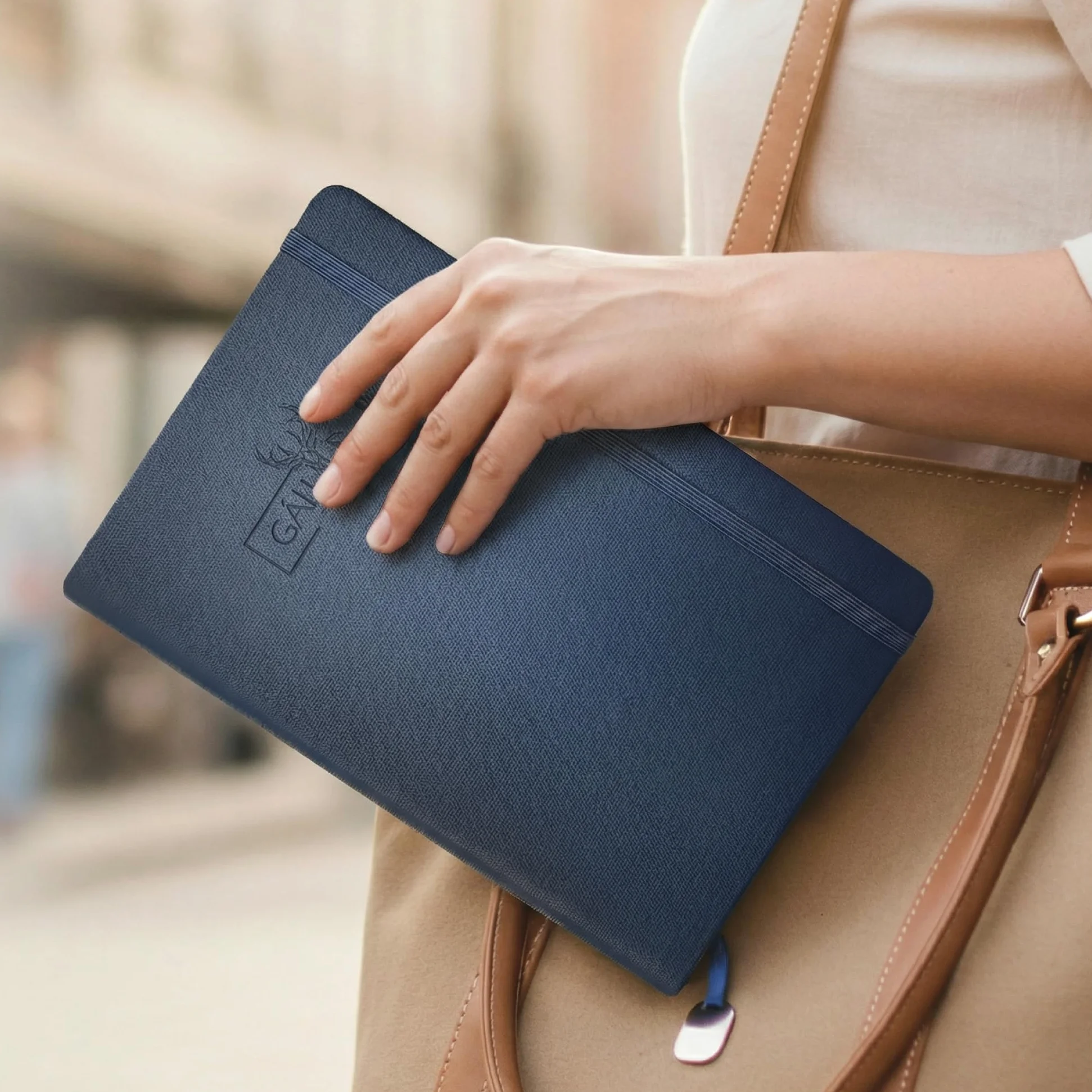 Confezione da 4 quaderni A5 con copertina in pelle PU goffrata | 200 pagine a righe - carta offset- tasca posteriore- porta penna- fascia elastica contenitore- segnalibro con ciondolo