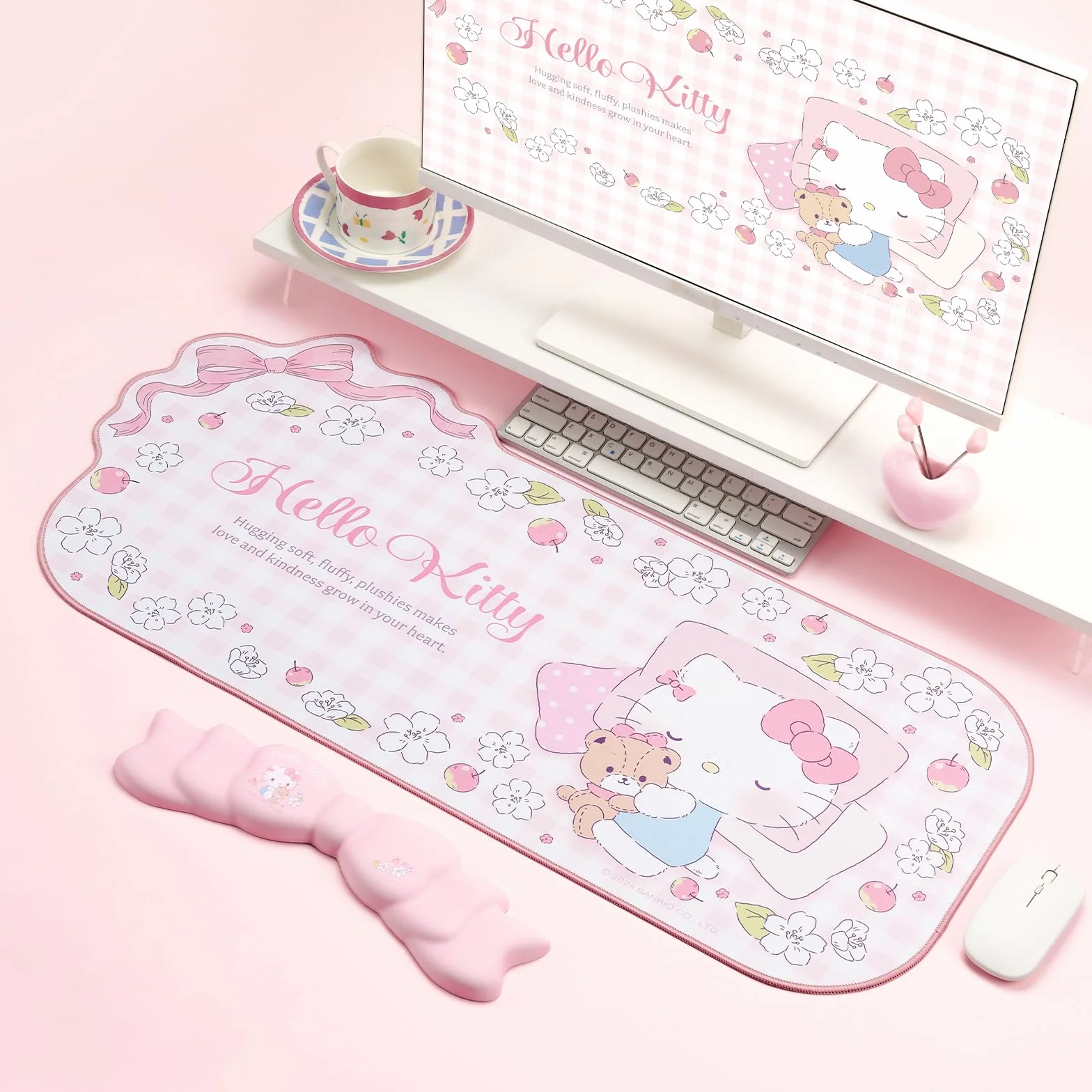 Kuitmor Set Tappetino Anime Kawaii con Supporto Polsi - Tappetino Antiscivolo e Cuscino Polsi Memory Foam a Fiocco per Tastiera e Mouse, Ideale per Gaming e Ufficio Casa - Hello Cat (Rosa)
