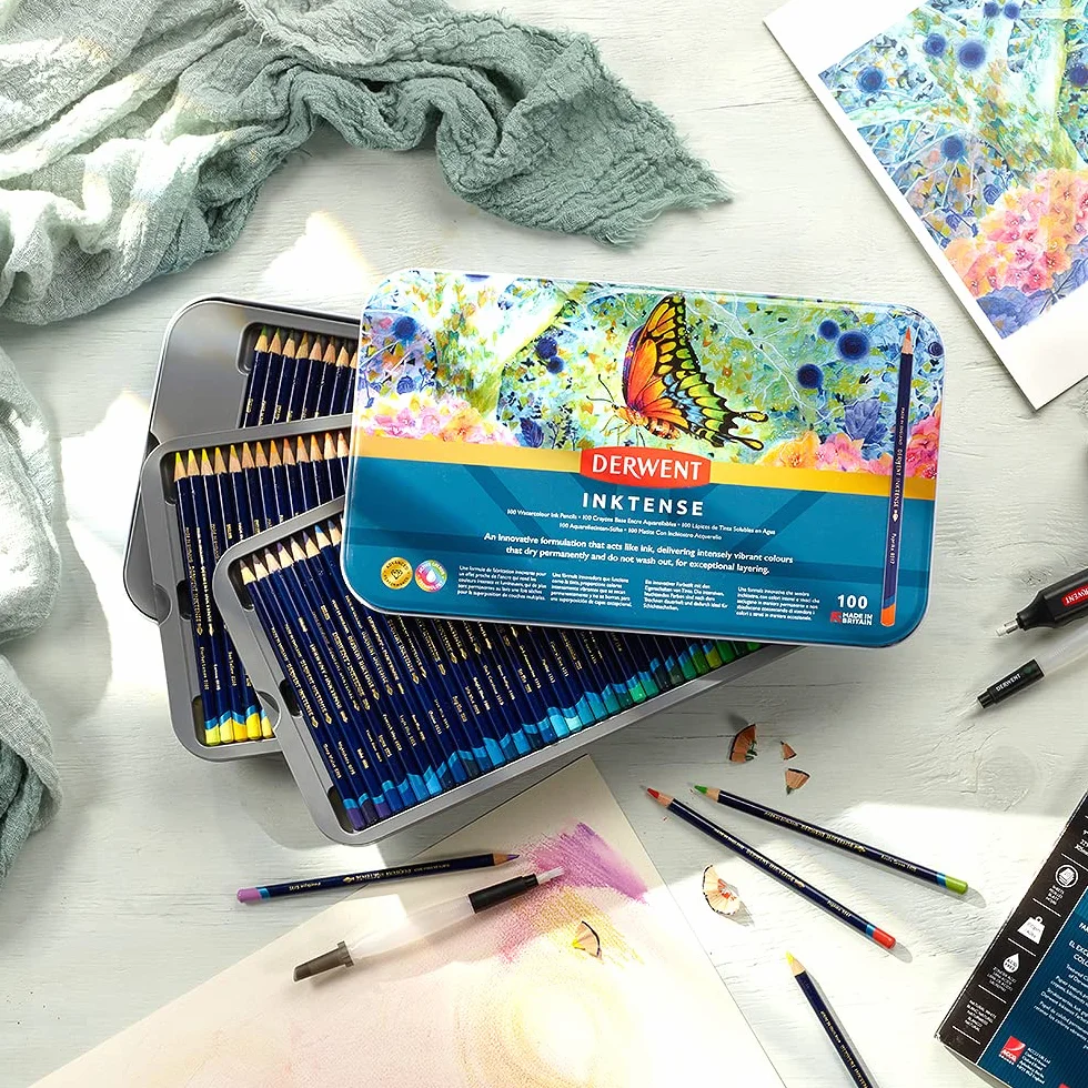 Derwent Inktense Scatola in Metallo da 100 Matite Acquerellabili Permanenti con Anima da 4 mm, Solubili in Acqua, Adatte per Colorare e Dipingere, 2306130