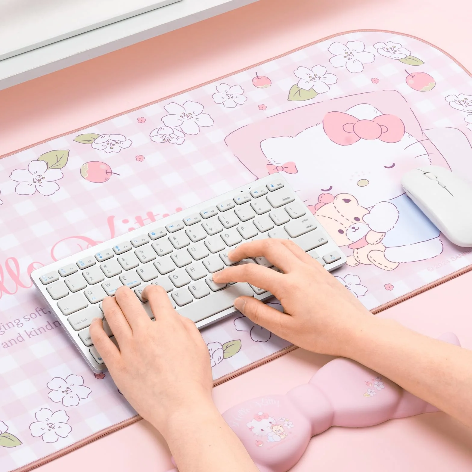 Kuitmor Set Tappetino Anime Kawaii con Supporto Polsi - Tappetino Antiscivolo e Cuscino Polsi Memory Foam a Fiocco per Tastiera e Mouse, Ideale per Gaming e Ufficio Casa - Hello Cat (Rosa)