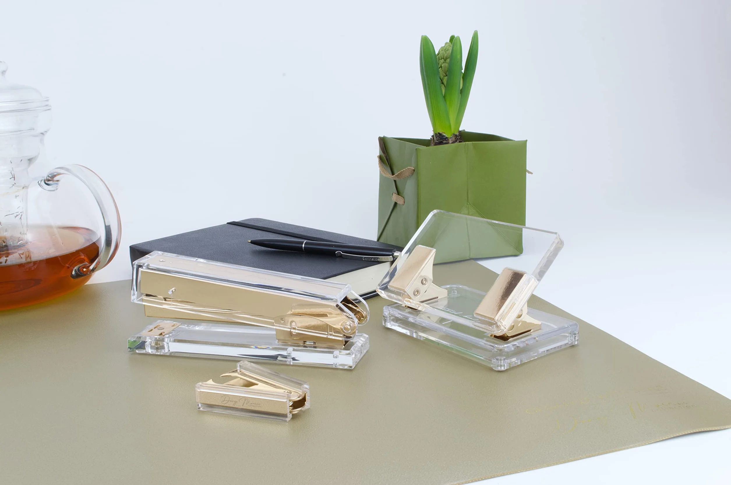Set cucitrice + levapunti, in materiale acrilico trasparente e metallo color oro, pinzatrice per graffette 24/6, fissa 25 fogli