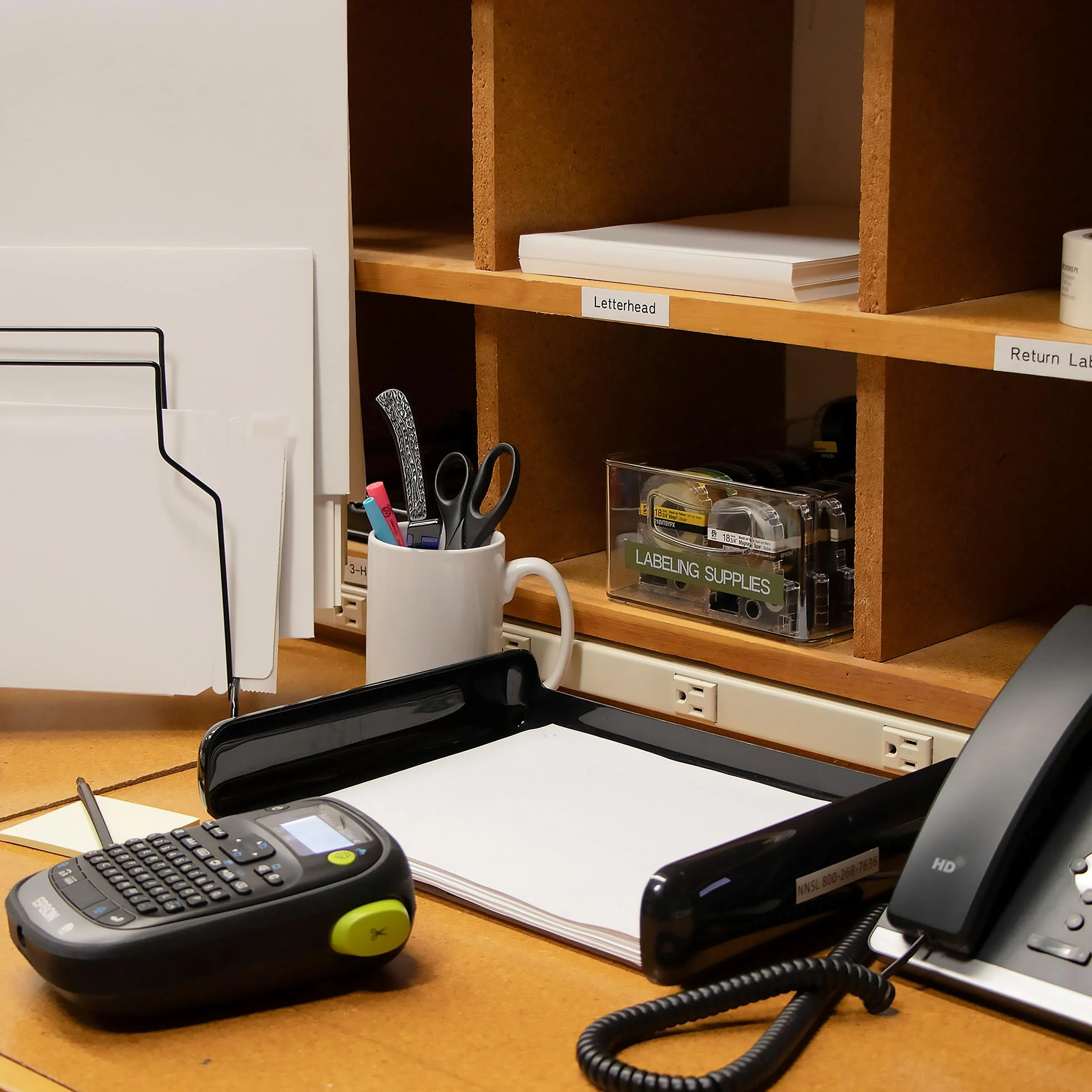 LABELWORKS Epson LW-PX300 Etichettatrice industriale per ufficio, compatibile con adesivi, magneti e tubi termoretraibili, design portatile, etichettatrice e nastro