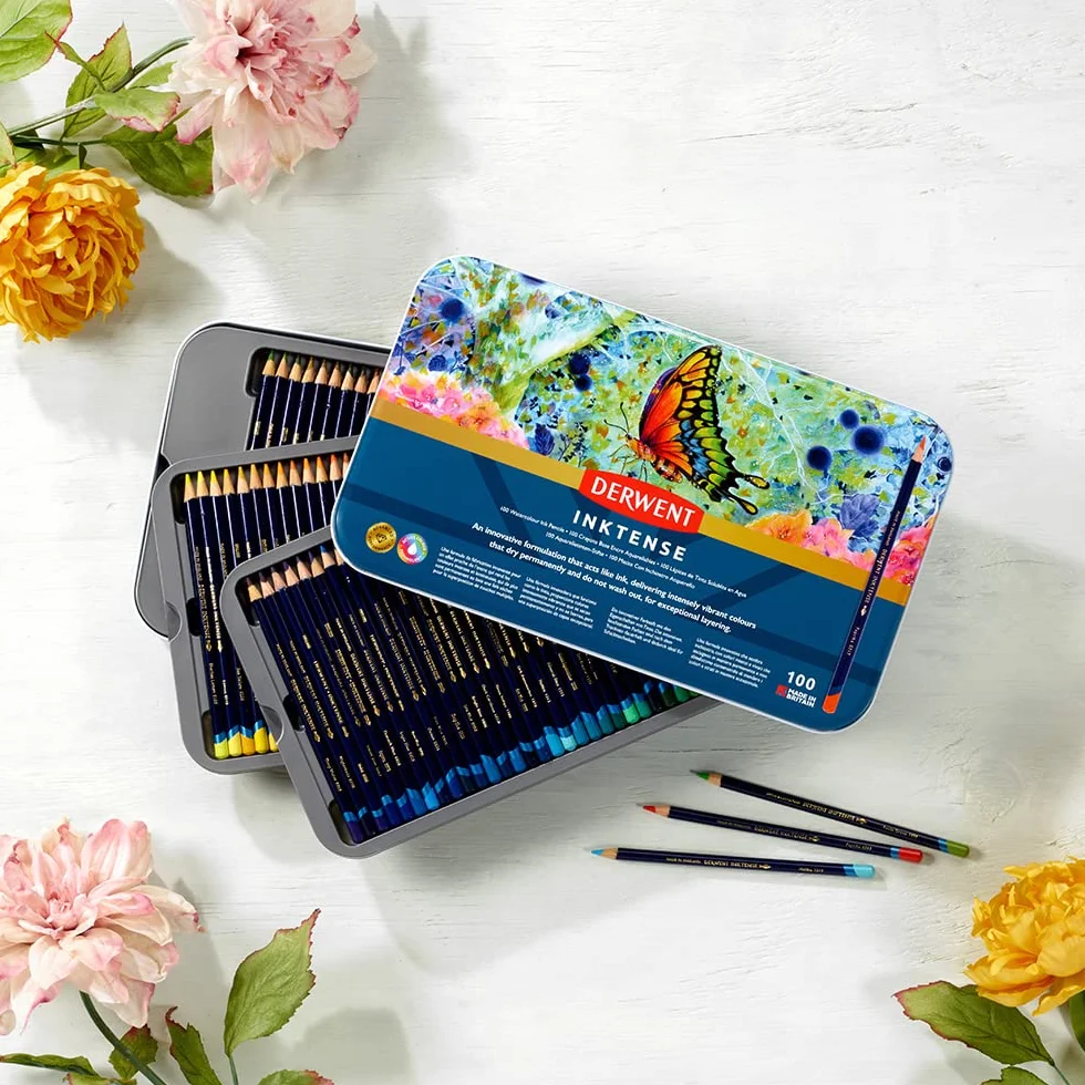 Derwent Inktense Scatola in Metallo da 100 Matite Acquerellabili Permanenti con Anima da 4 mm, Solubili in Acqua, Adatte per Colorare e Dipingere, 2306130
