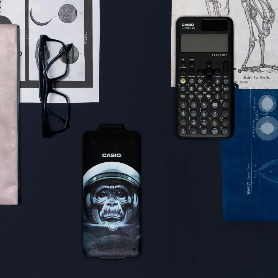 Casio FX-991DE CW ClassWiz calcolatrice scientifica tecnica con Art-case "Space Monkey", menù tedesco (edizione limitata)