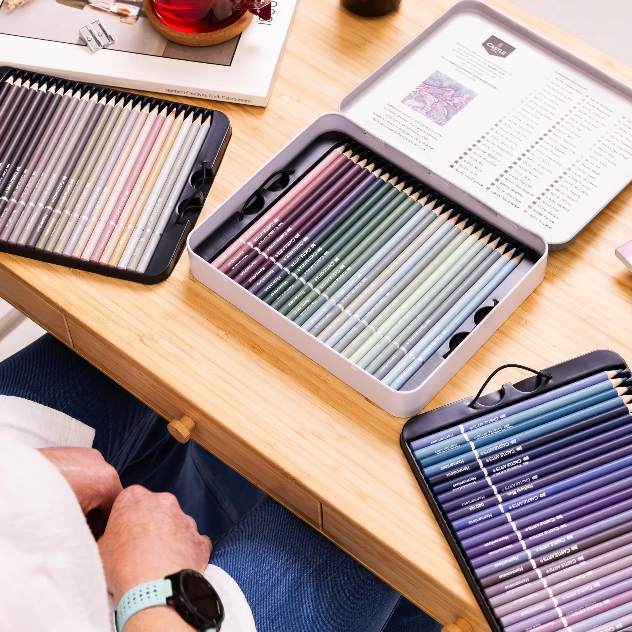 Castle Art Supplies Set di 72 matite colorate Harmonious | Matite colorate a base di cera e dal nucleo morbido per una sfumatura esperta | Palette unica di colori tenui e lunatici per artisti adulti