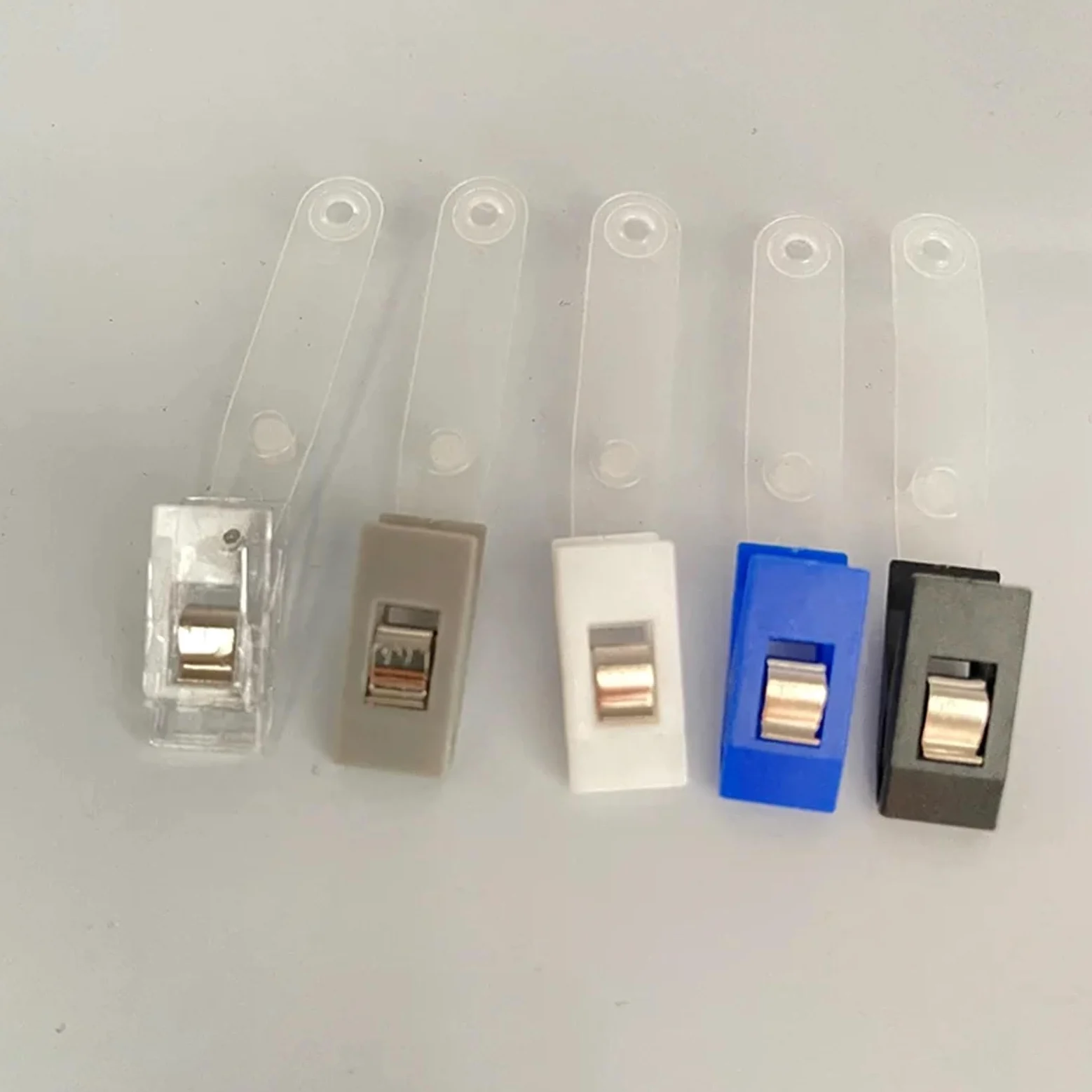 50 clip in metallo a costine, per badge e carte d'identità | Clip per badge in PVC resistente, confezione da 50 per un fissaggio sicuro della carta d'identità. Design a scatto facile.