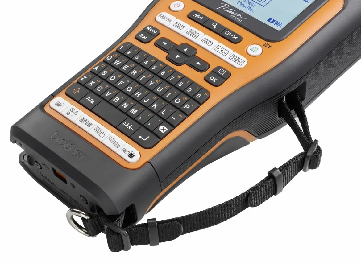Brother PTE560BTVP | Etichettatrice Palmare Professionale | Settore Elettrico | Tastiera QWERTY | Display LCD | 384 Simboli | Nastri TZE fino a 24 mm | Valigetta e alimentatore inclusi