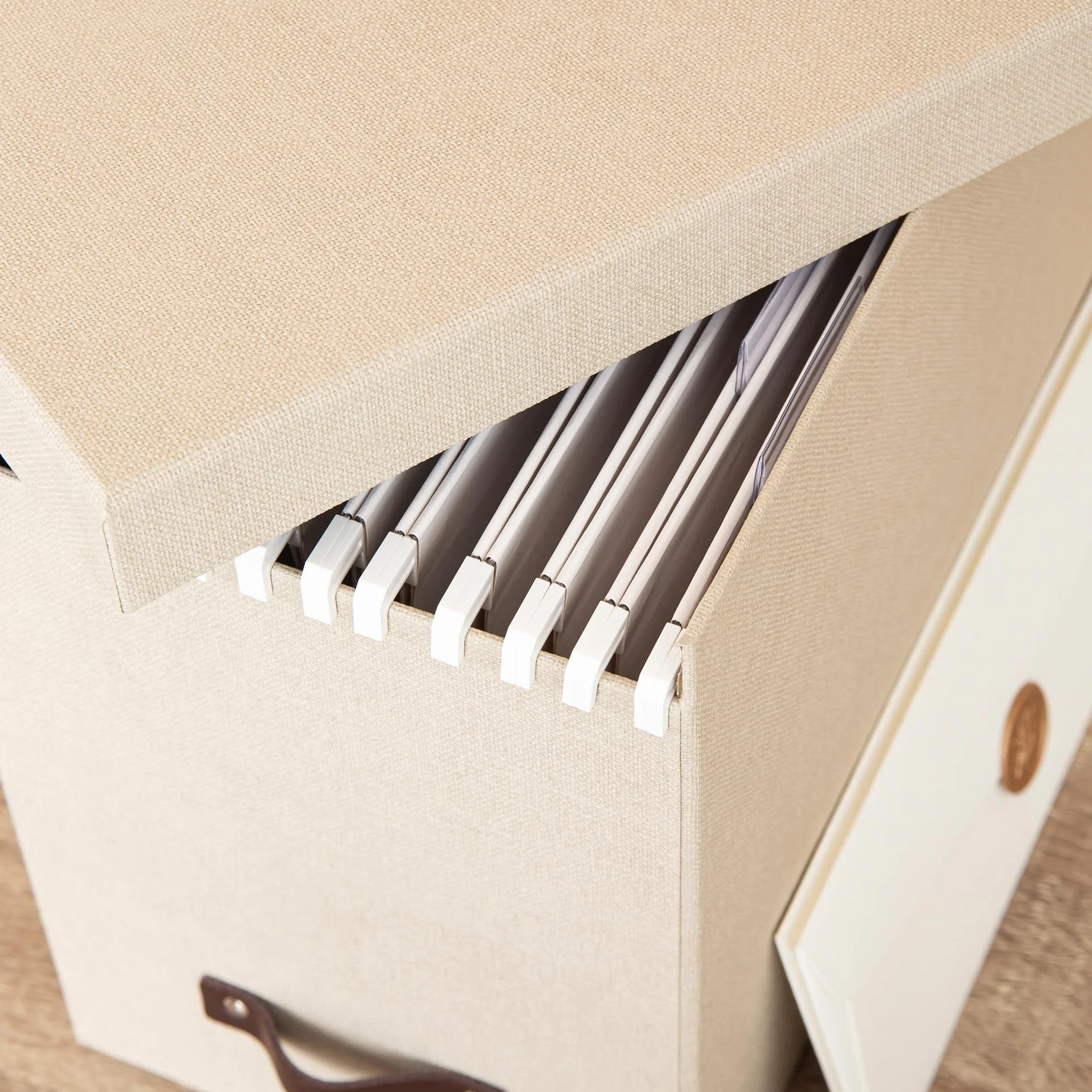Bigso Box of Sweden Contenitore per documenti con coperchio - Raccoglitori da scrivania con 8 cartelle sospese - Raccoglitori documenti in fibra di legno e carta effetto lino - beige