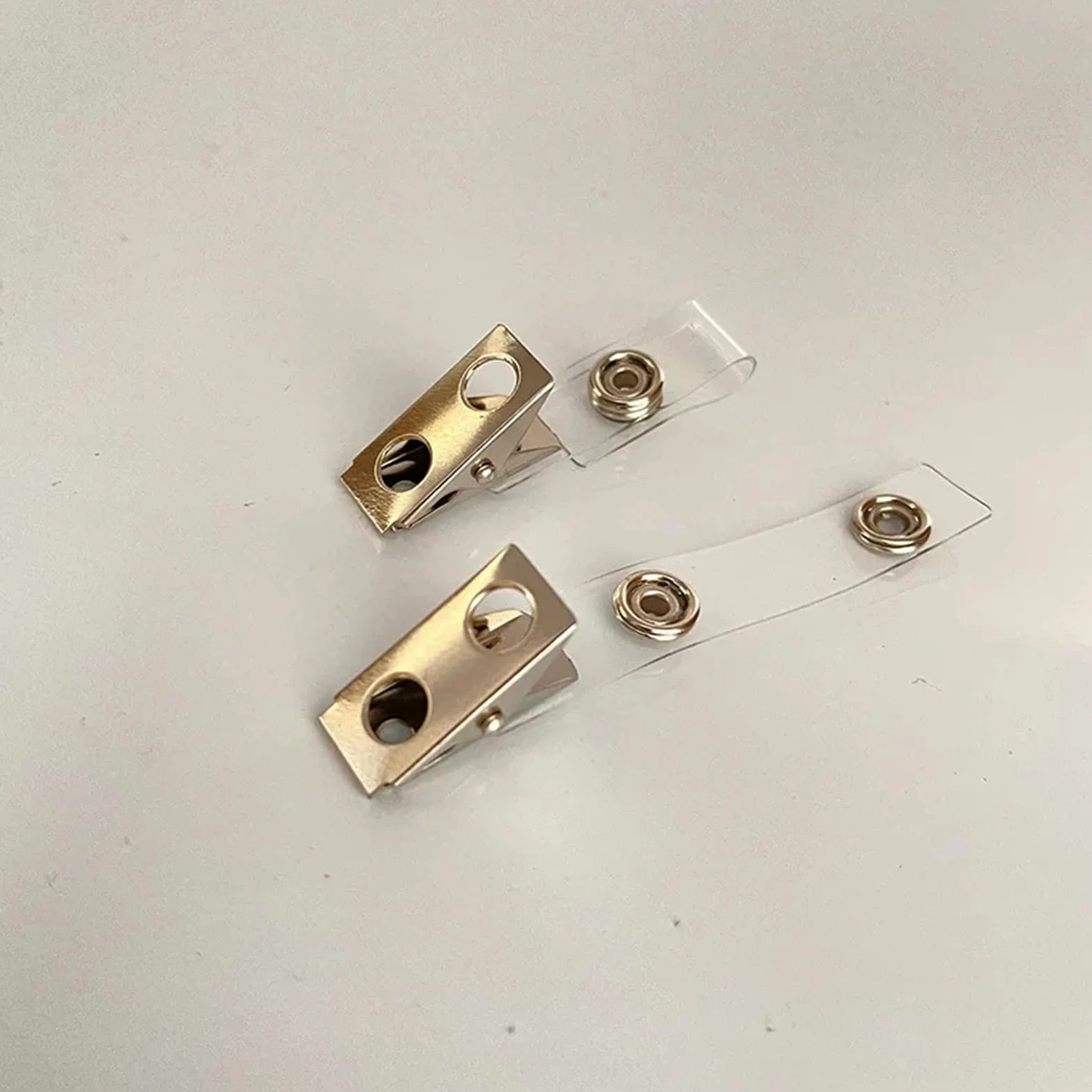 50 clip in metallo a costine, per badge e carte d'identità | Clip per badge in PVC resistente, confezione da 50 per un fissaggio sicuro della carta d'identità. Design a scatto facile.