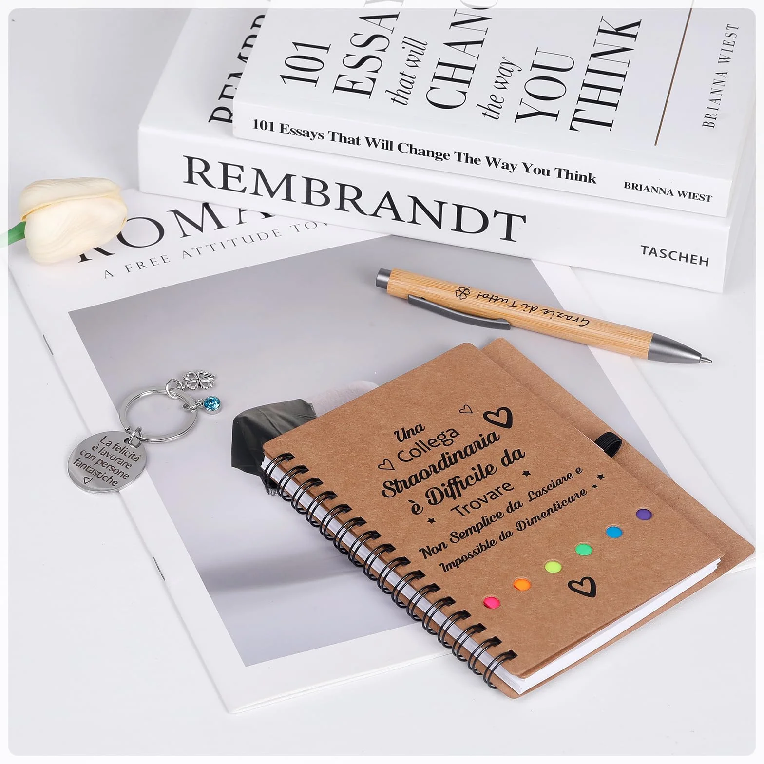 Set regalo 4 pezzi per colleghi: quaderno spirale, penna retrattile, portachiavi, sacchetto garza