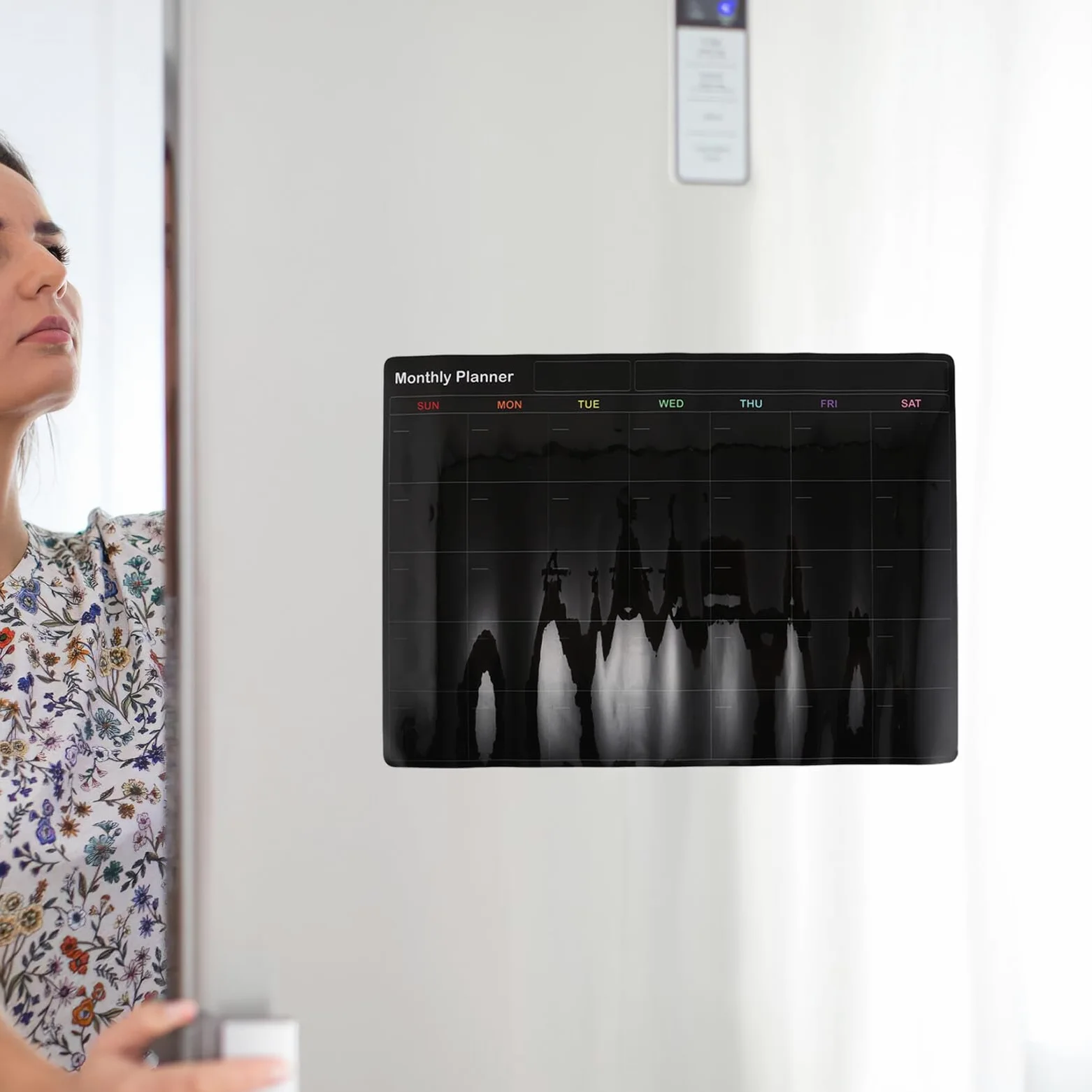 Planner Magnetico Frigorifero Nero, Lavagna Scrivibile per Calendario | Superficie Cancellabile a Secco, Cancellazione Rapida, con Marker e Spugna Inclusi per Cucina e Aula