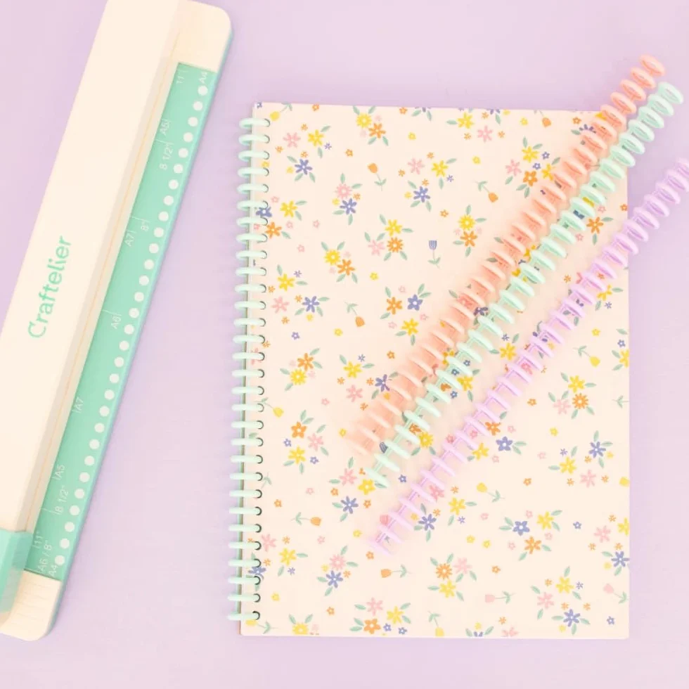 Craftelier - Rilegatrice manuale a 30 fori - Perforatrice con 6 anelli Tonalità pastello - Fora fino a 5 fogli - Compatibile con formati A4, A5, A6, A7 - Per quaderni e scrapbooking