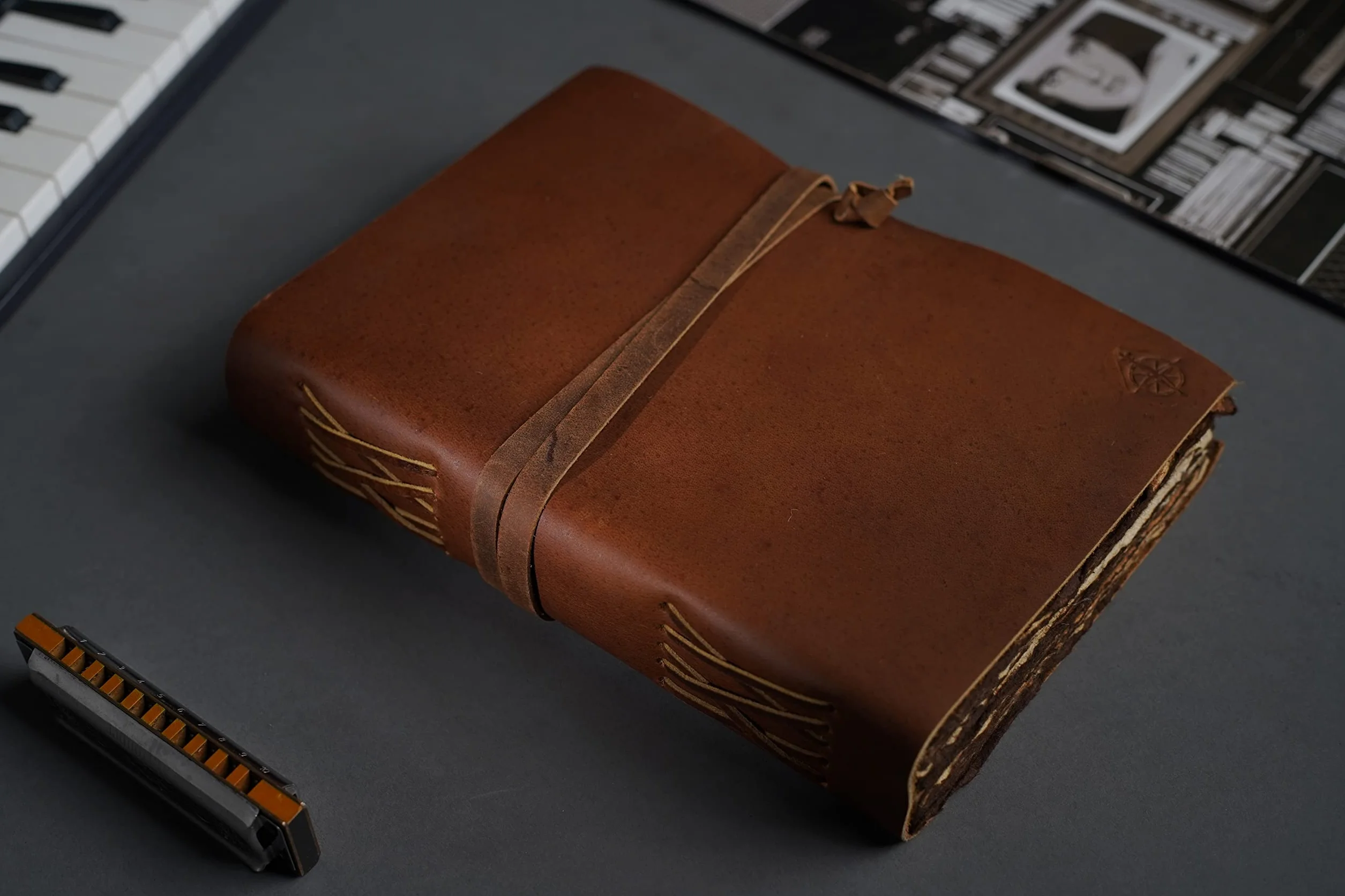 WANDERINGS Diario in Pelle Vintage – 15×23 cm – Taccuino Antico Rilegato in Pelle con Pagine a Righe e Bordo Irregolare