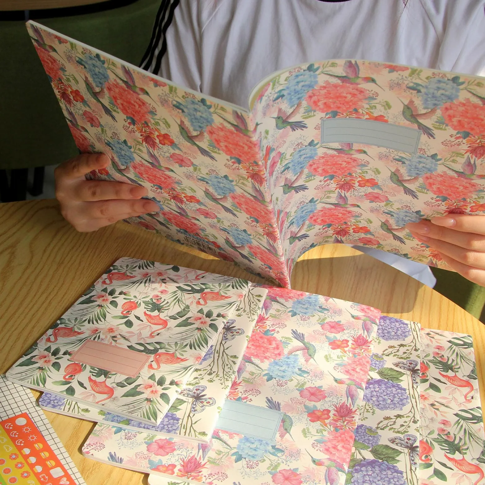 Quaderni a righe A4 con copertina morbida, confezione da 15 (210 x 297 mm, 64 pagine, 70 g/m²). Serie floreale tropicale: Flamingo Glow, Hummingbird Bloom, Butterfly Dew (5 ciascuno). Perfetto