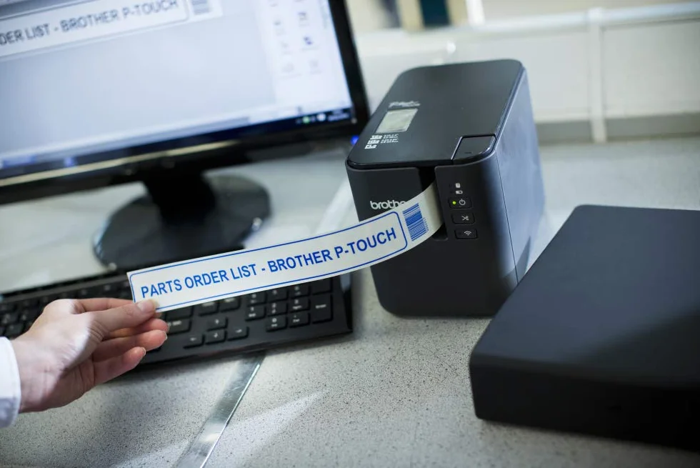 Brother PT-P900W | Etichettatrice Desktop Professionale |Collegabile a PC | Connettività USB e Wi-Fi