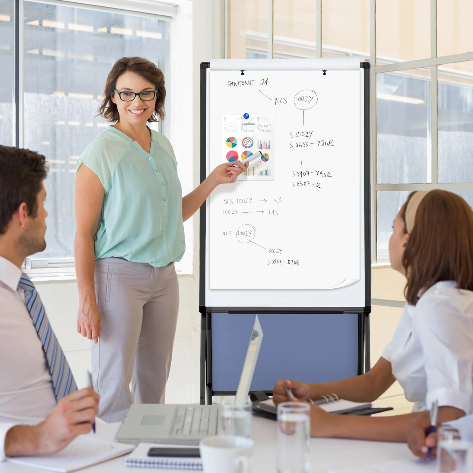 MAKELLO Lavagna Magnetica a Doppia Faccia Mobile con 4 Rotelle - Lavagna a Fogli Mobili, Struttura in Alluminio Nero Regolabile in Altezza, Stabile per Ufficio/Aula/Home Office