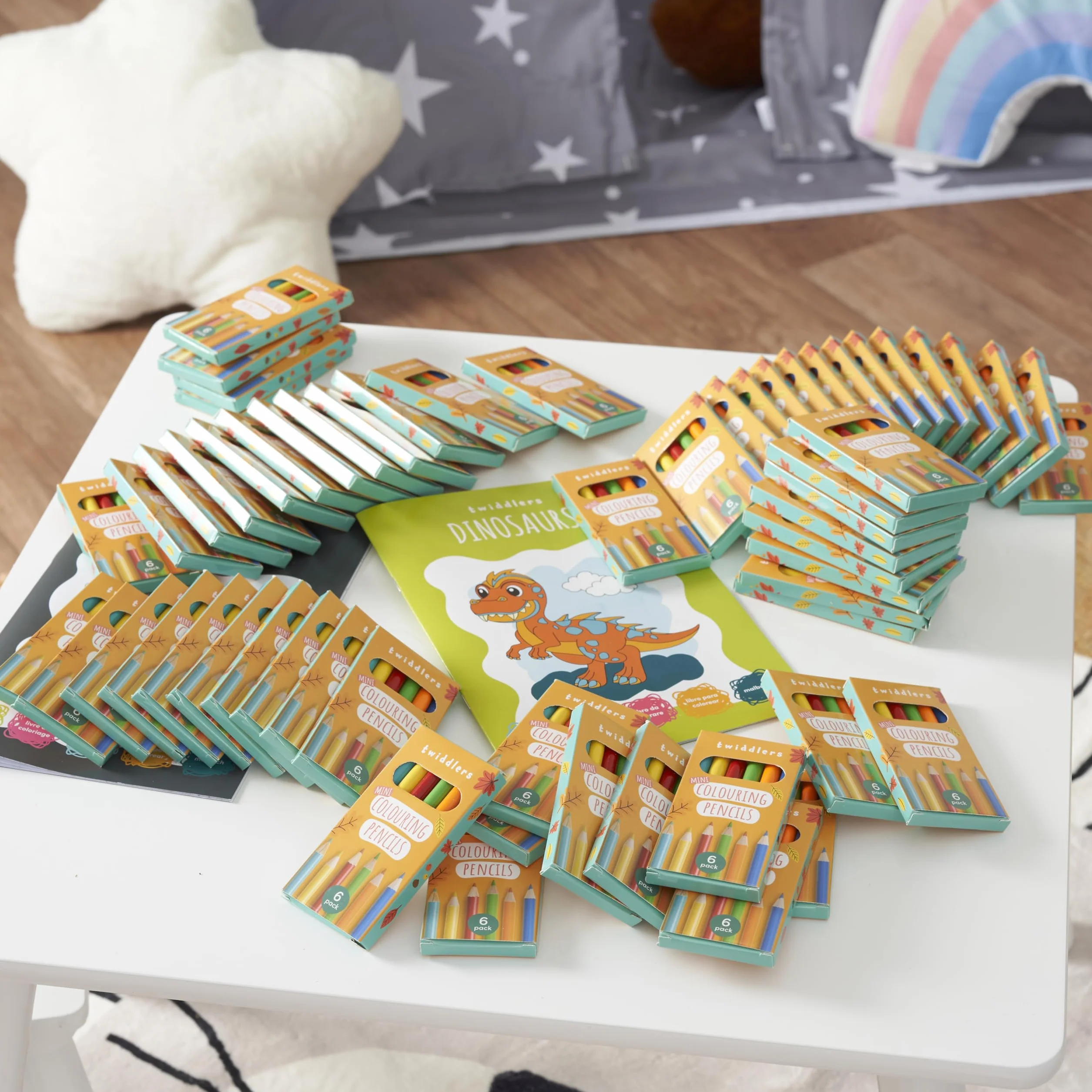THE TWIDDLERS Set di 60 Astucci Matite Colorate, 6 Mini Matite Colorate per Scatola, 360 Totale, Cilindro rotondo di facile presa, Ideale per Regali di Compleanno per Bambini, Aule Scolastiche