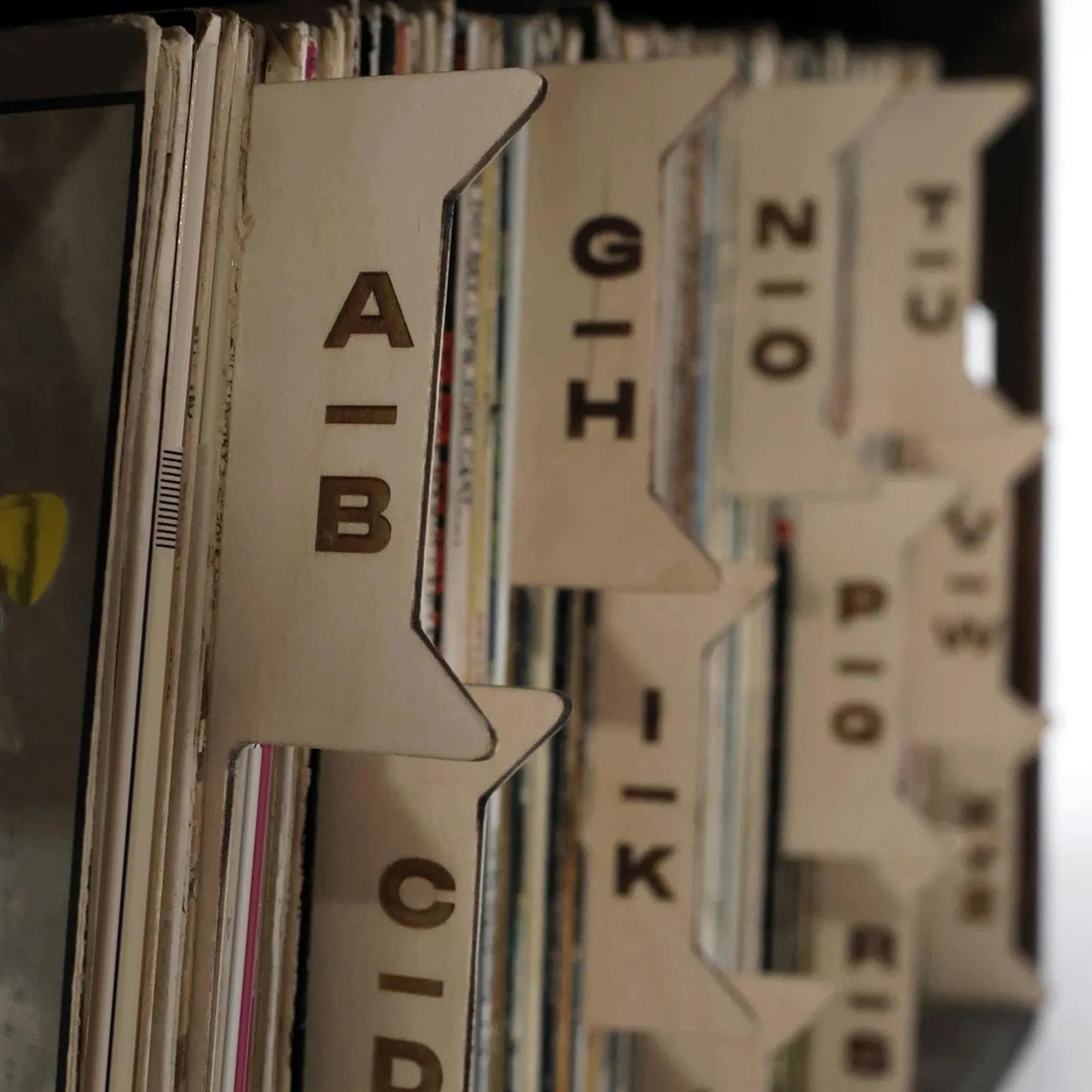 Divisori di registro: organizzatori di stoccaggio in legno con | allineamento su un lato da A a Z, Organizzatore, divisori indici da collezionisti | Separatore di archiviazione alfa
