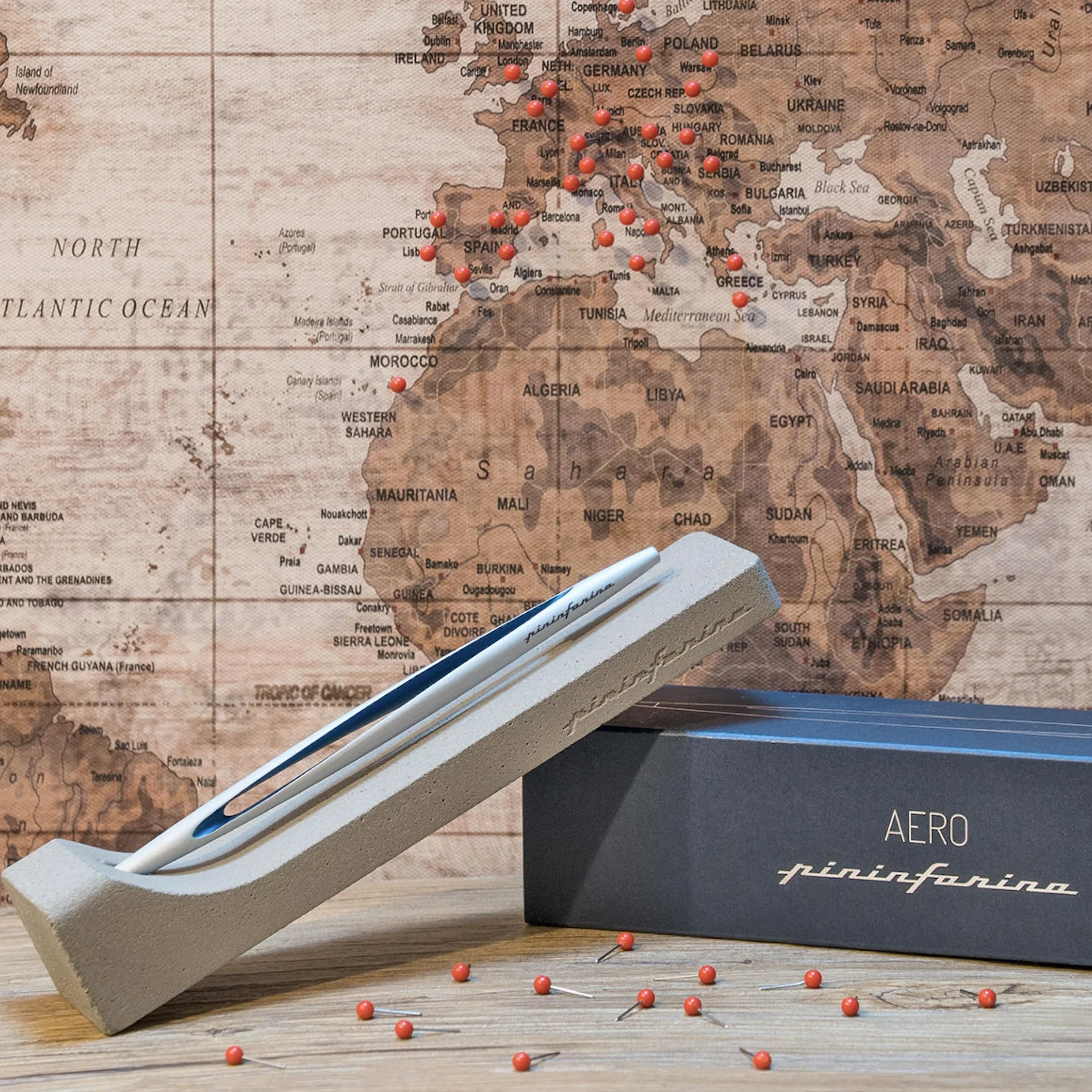 PININFARINA AERO | Stilo Ethergraf Design Italiano | Strumento da Scrittura Futuristico Made in Italy | Oggetto Design Lusso | Regalo Elegante | Materiali Aerospaziali e Supporto Cemento | Blu