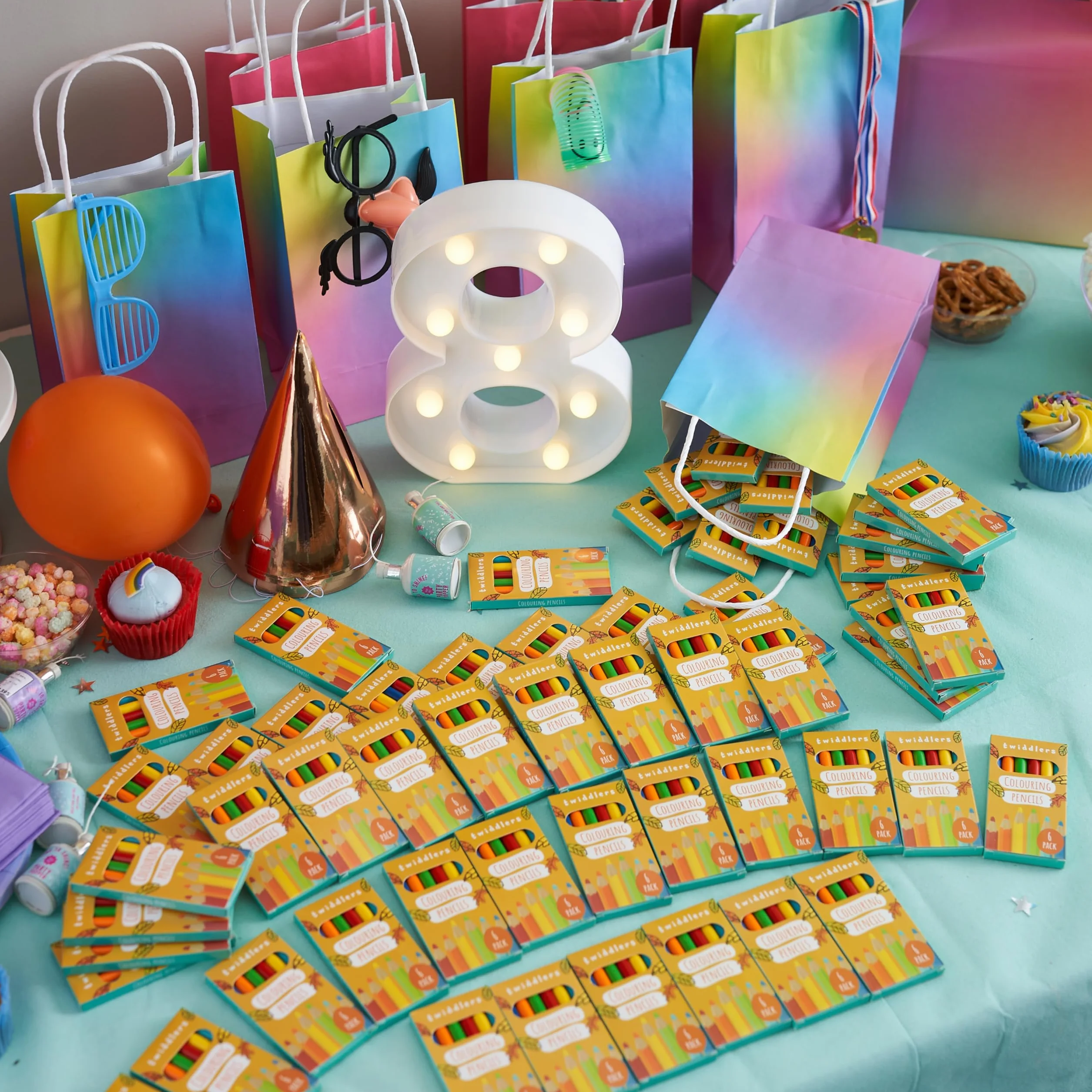 THE TWIDDLERS Set di 60 Astucci Matite Colorate, 6 Mini Matite Colorate per Scatola, 360 Totale, Cilindro rotondo di facile presa, Ideale per Regali di Compleanno per Bambini, Aule Scolastiche