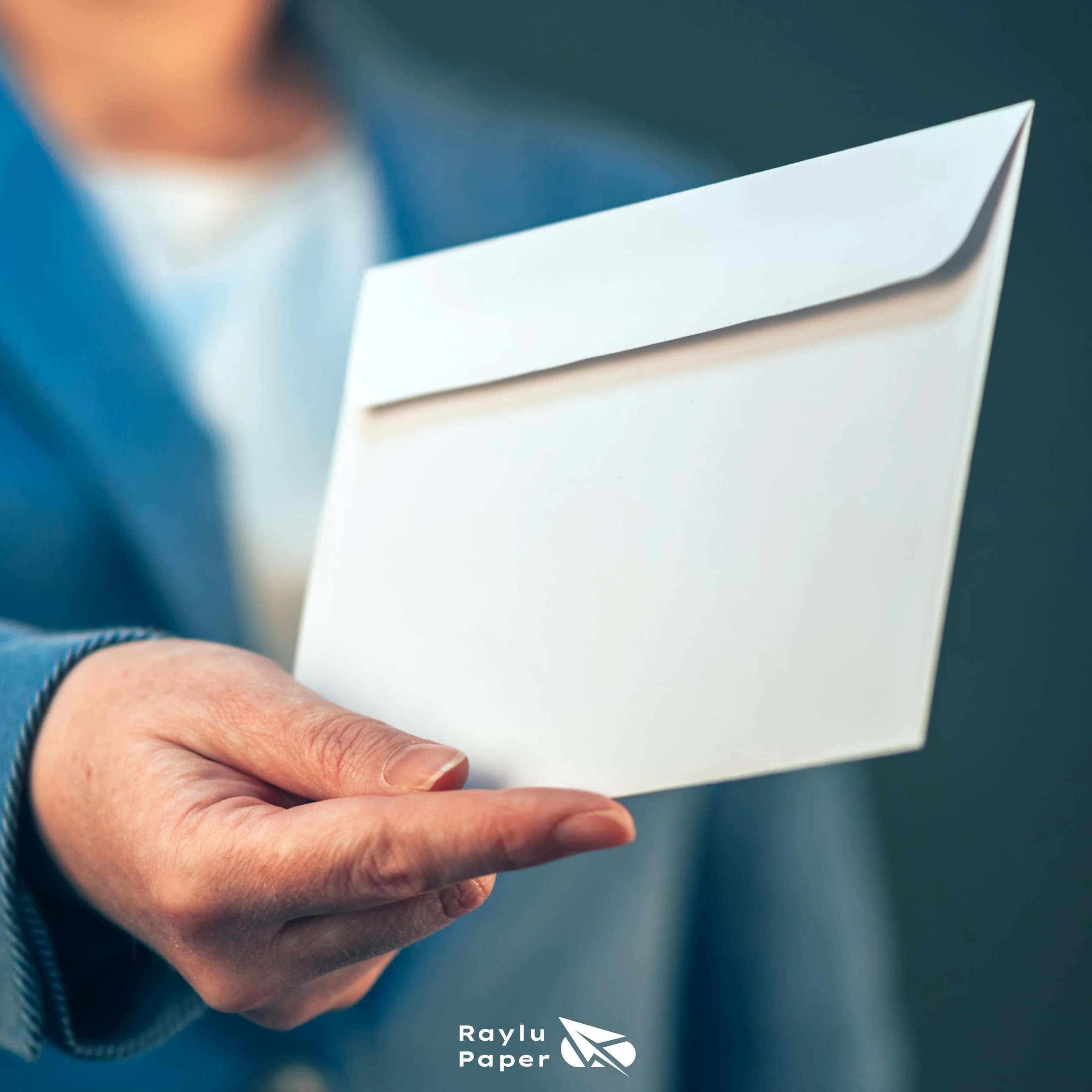 RAYLU PAPER - Confezione di buste bianche in carta con chiusura autoadesiva per l'invio di documenti e lettere, facile da sigillare, 90 g/m² di spessore (C4, 250 unità)