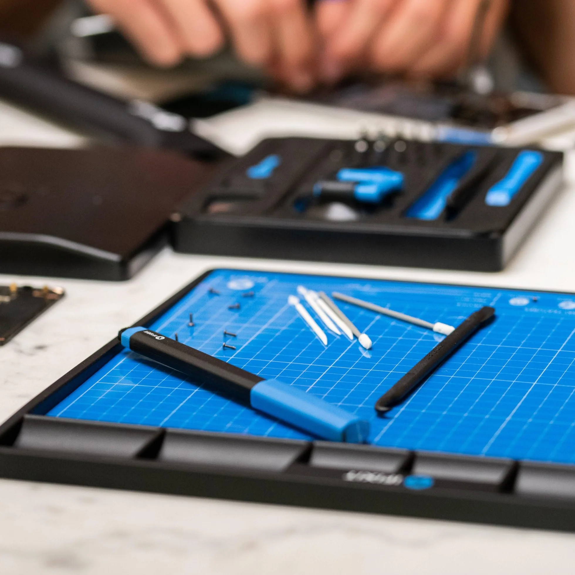 iFixit FixMat, tappetino da lavoro magnetico antistatico con scomparti per viti e componenti per riparazioni elettroniche
