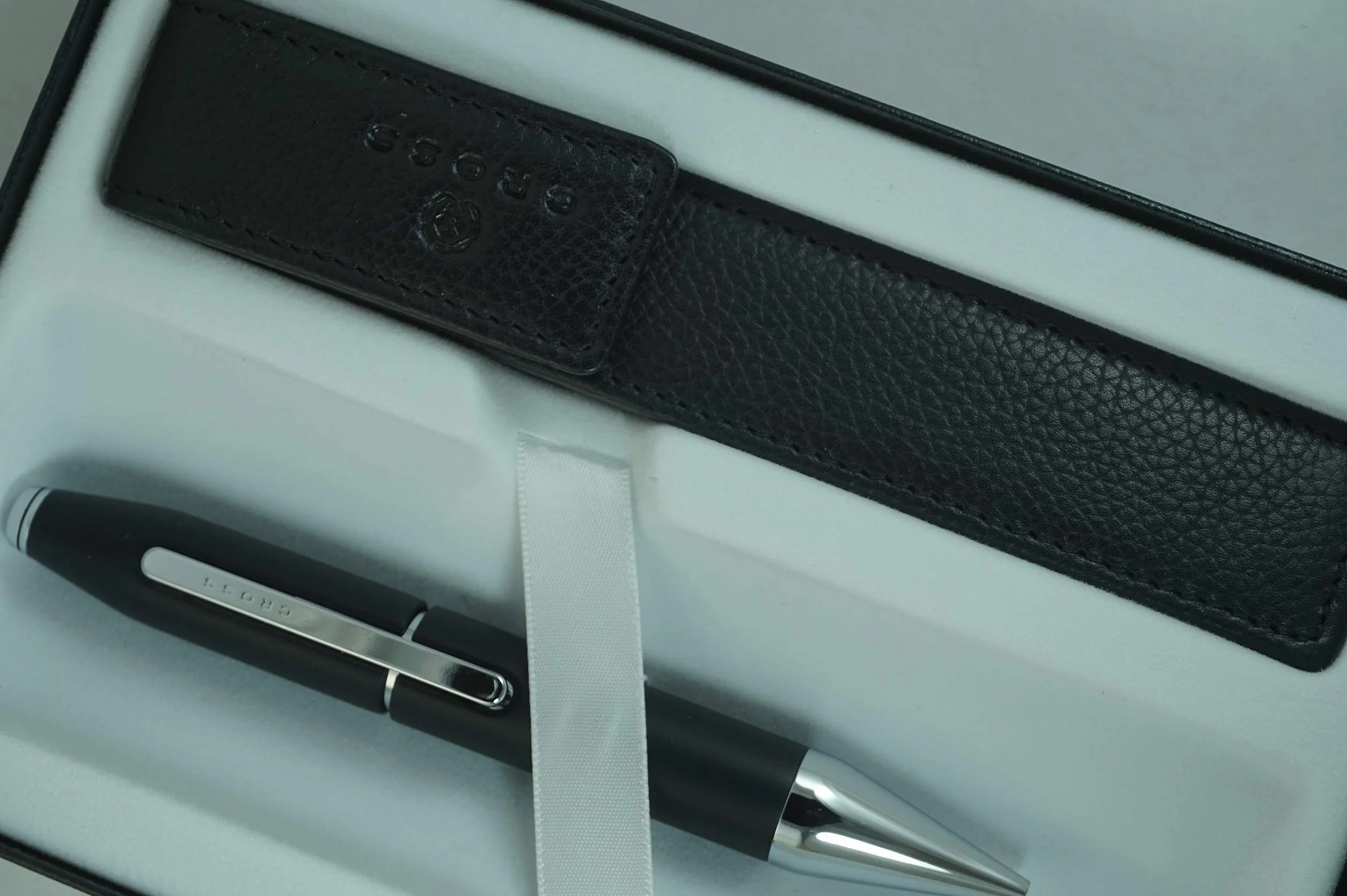 Cross Serie limitata x con penna a sfera brevettata a scatto, con inchiostro gel nero, fusto nero, con custodia in pelle pieno fiore abbinata in confezione regalo aziendale