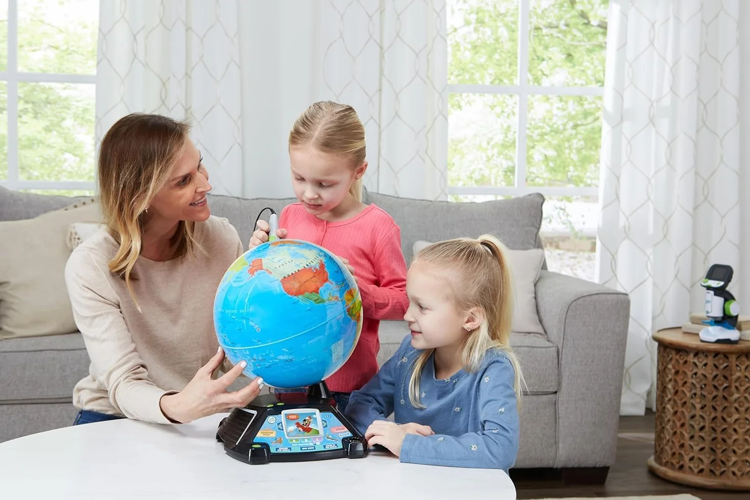 VTech Giramondo Video Mappamondo Interattivo Bambini con Penna Touch 2.7" 600 Video BBC Giochi Educativi Quiz Lingua Italiana 7-99 Anni