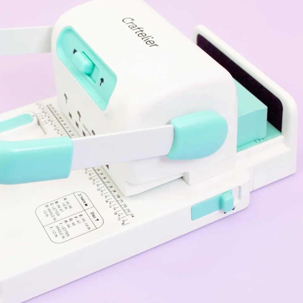 Craftelier - Mini Rilegatrice Minty Duo Binding Machine | Compatibile con Spirali e Anelli fino a 1” di Diametro e con Anelli a Disco | Dimensioni 23,5 x 16 x 21 cm