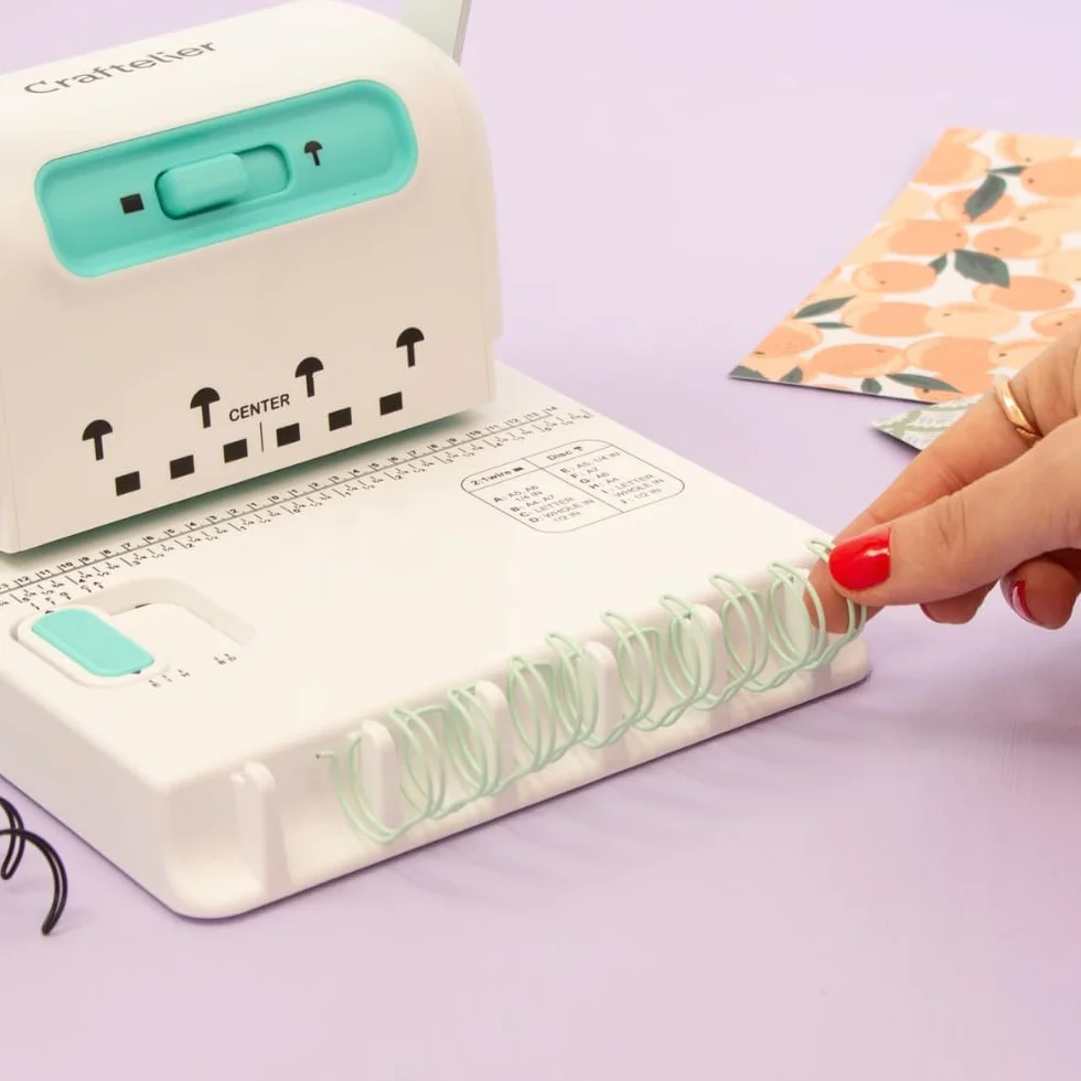 Craftelier - Mini Rilegatrice Minty Duo Binding Machine | Compatibile con Spirali e Anelli fino a 1” di Diametro e con Anelli a Disco | Dimensioni 23,5 x 16 x 21 cm