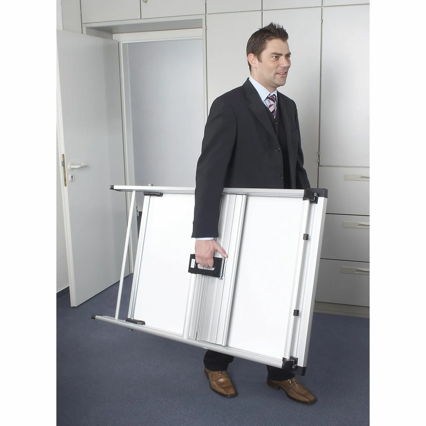 MAUL Lavagna flipchart MAULpro mobile argento regolabile | spostamento facile, ruote bloccabili, superficie magnetica, scrittura cancellabile, struttura stabile, accessori pronti