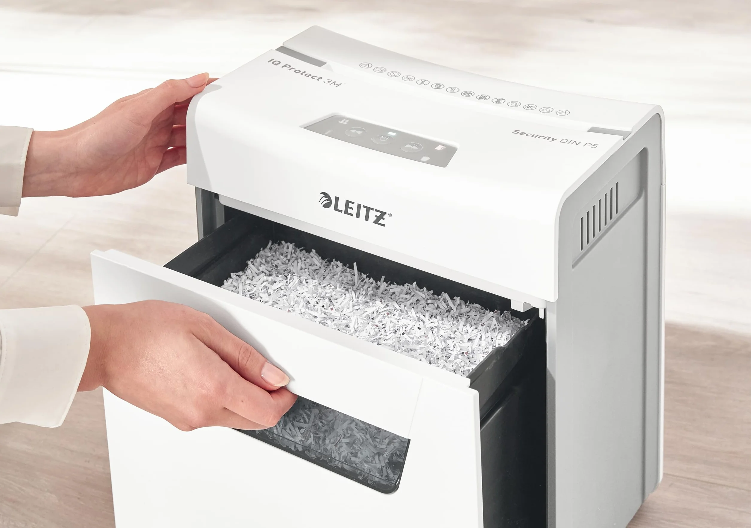 Leitz IQ Protect Premium 6X, Distruggidocumenti Manuale Personal, 7-6 Fogli (70-80 gr/mq), Taglio a Frammenti, Sicurezza P-4, Capacità 10 litri, 80900000