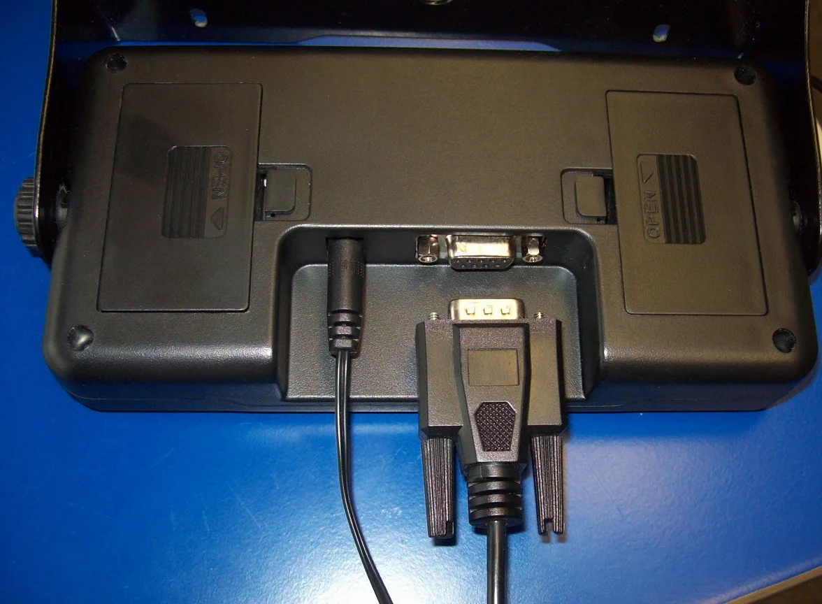 G&G, PSB75, Bilancia a piattaforma per pacchi, superficie di carico resistente in alluminio pressofuso, 40 x 40 cm, 75 kg/20 g, utilizzabile a batteria