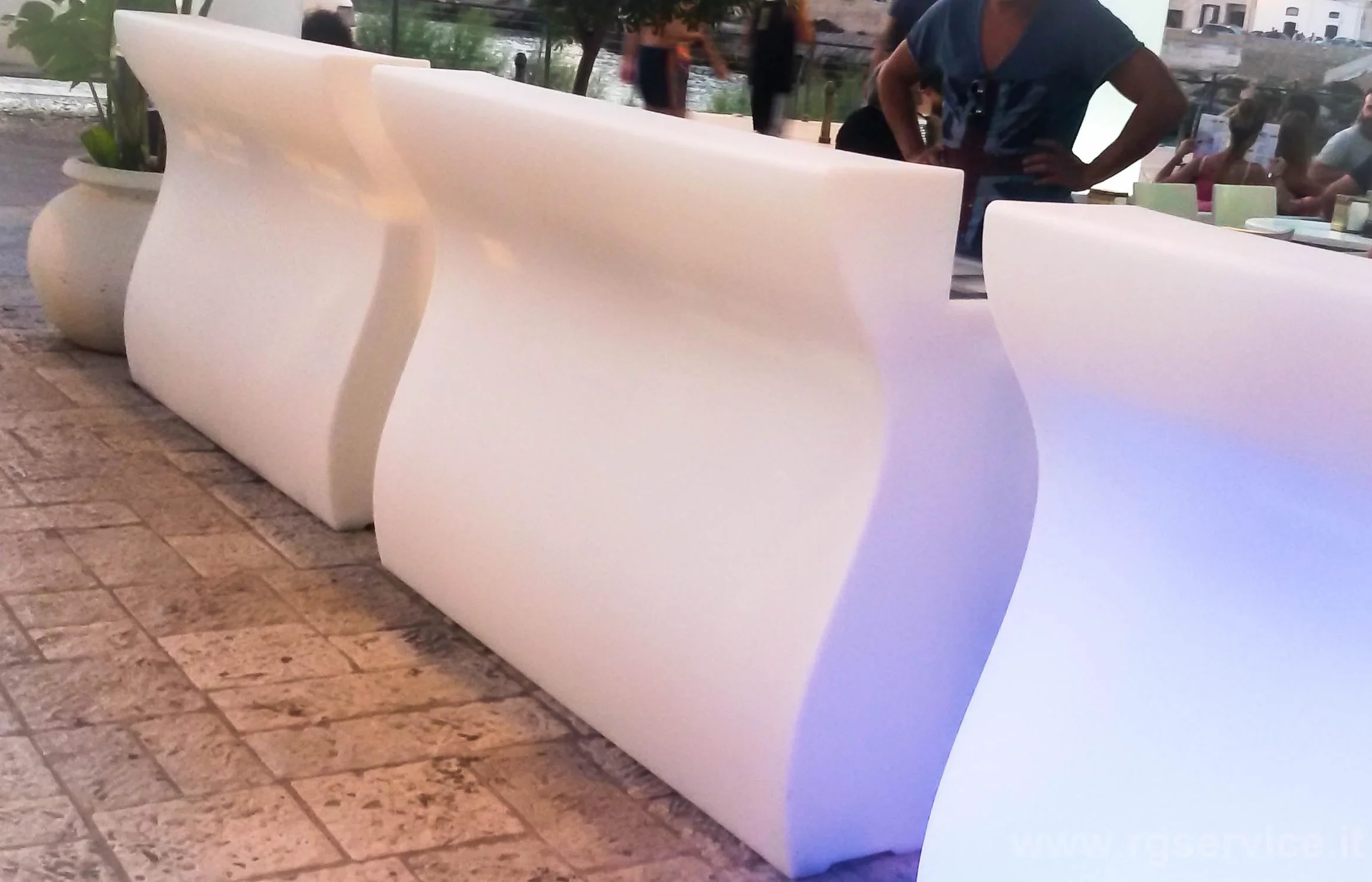 R.G.Service Bancone Reception Desk Bar Bart in Polietilene Luminoso Modulare per esterni ed interni. Accoglienza Brillante, trasforma i tuoi spazi con Il Desk Bar.