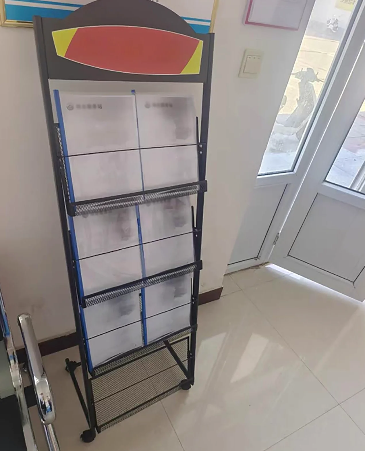 Portariviste, portariviste in Metallo con Ruote a 4 Ripiani, libreria Mobile per giornali, Letteratura, Documenti e brochure, Organizer per Posta da Ufficio - Nero, 48x36x147 cm