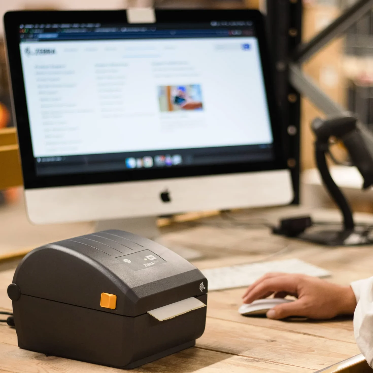Zebra Stampante termica diretta ZD230-4 pollici Desktop Stampante - Connettività USB ed Ethernet - Adatto per applicazioni di logistica, produzione di luce, vendita al dettaglio e assistenza sanitaria
