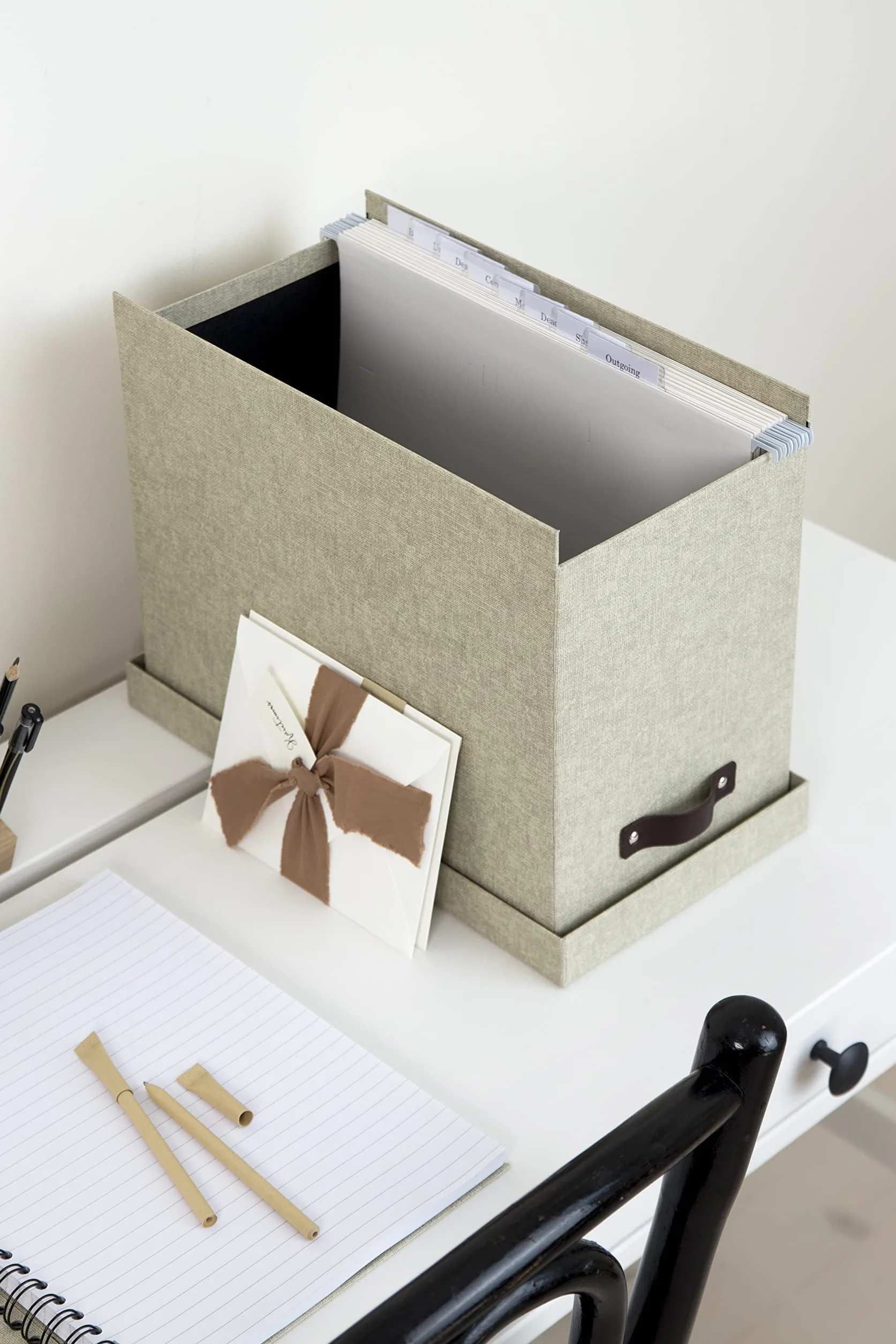 Bigso Box of Sweden Contenitore per documenti con coperchio - Raccoglitori da scrivania con 8 cartelle sospese - Raccoglitori documenti in fibra di legno e carta effetto lino - beige