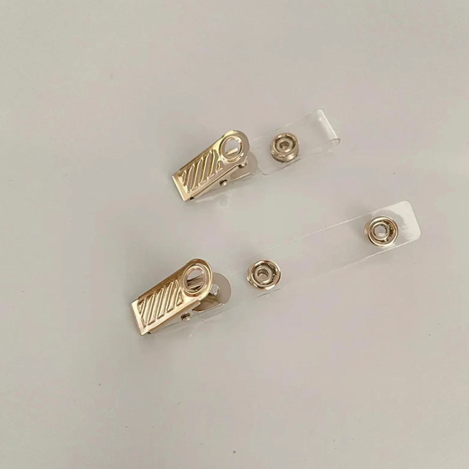 50 clip in metallo a costine, per badge e carte d'identità | Clip per badge in PVC resistente, confezione da 50 per un fissaggio sicuro della carta d'identità. Design a scatto facile.