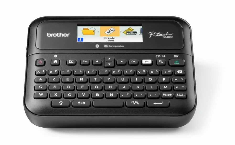 Brother PTD610BTVP | Etichettatrice Desktop Professionale | Collegabile a PC | Tastiera QWERTY |Display LCD | Nastri TZE fino a 24 mm | Valigetta e alimentatori inclusi