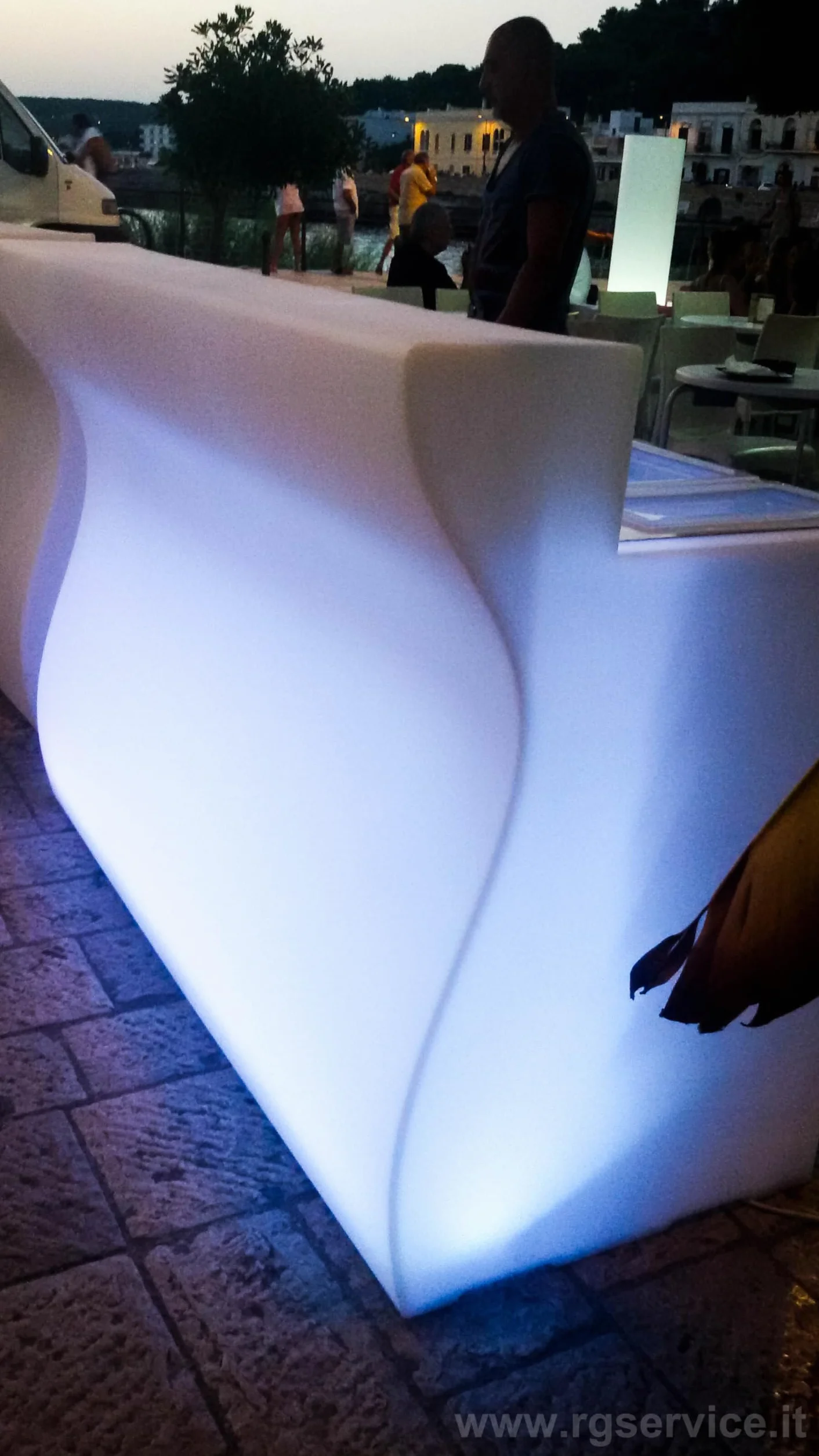 R.G.Service Bancone Reception Desk Bar Bart in Polietilene Luminoso Modulare per esterni ed interni. Accoglienza Brillante, trasforma i tuoi spazi con Il Desk Bar.