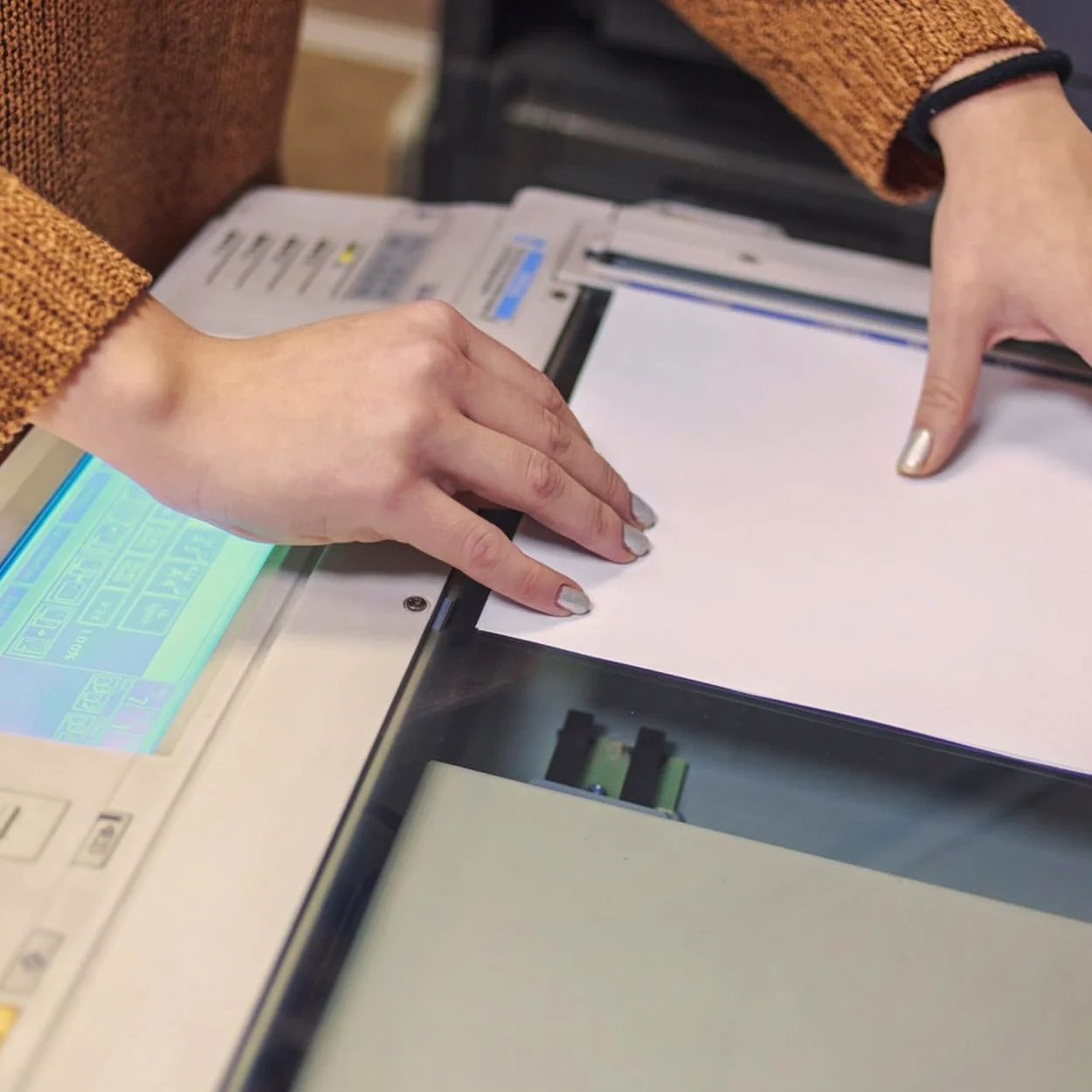 Carta per Stampante A5 500 Fogli Bianca 70g, Uso Multiplo | Fronte-retro, Leggera e Portatile, per Lavoro e Attività Creative, Formato Pratico per Ufficio e Scuola