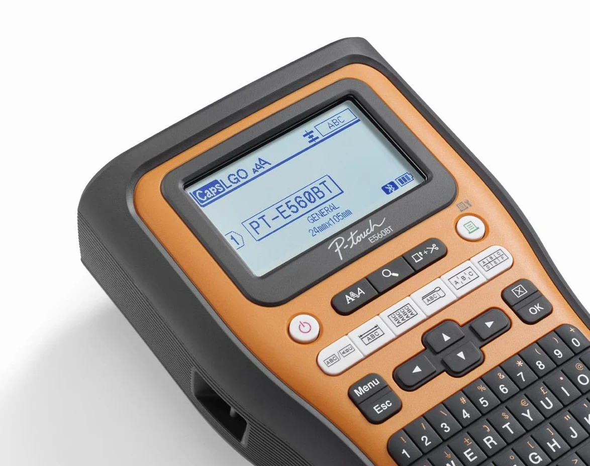 Brother PTE560BTVP | Etichettatrice Palmare Professionale | Settore Elettrico | Tastiera QWERTY | Display LCD | 384 Simboli | Nastri TZE fino a 24 mm | Valigetta e alimentatore inclusi