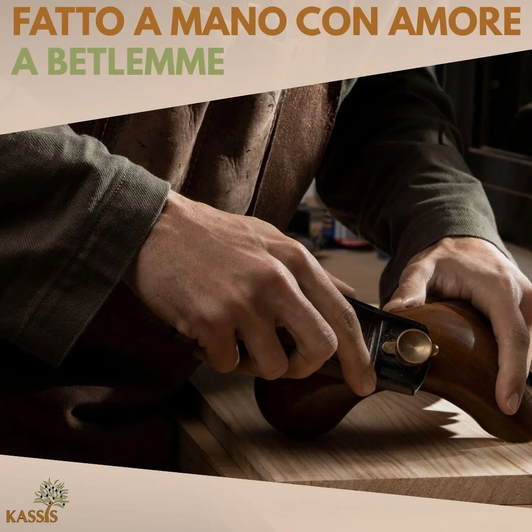 KASSIS Penna a sfera in legno d'ulivo - Realizzata a mano con bellissime venature e testo personalizzato in un'elegante scatola di legno - Penna a sfera personalizzata (Con incisione)