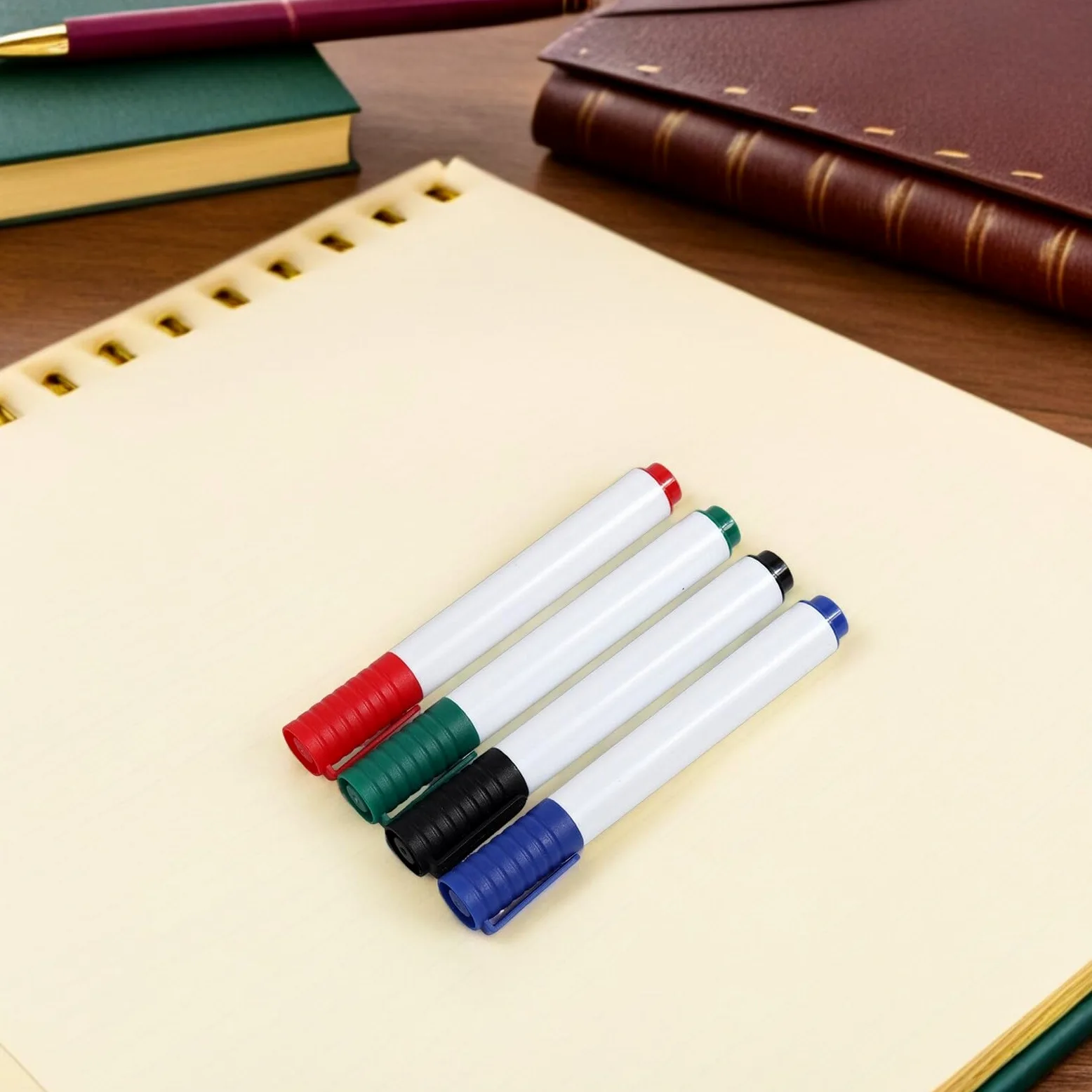 Pennarelli Cancellabili a Secco 24 Pezzi, Set 4 Colori per Lavagna Bianca, Vetro e Finestre, Pennarelli a Gesso Liquido Asciugatura Rapida per Scuole, Uffici e Ristoranti