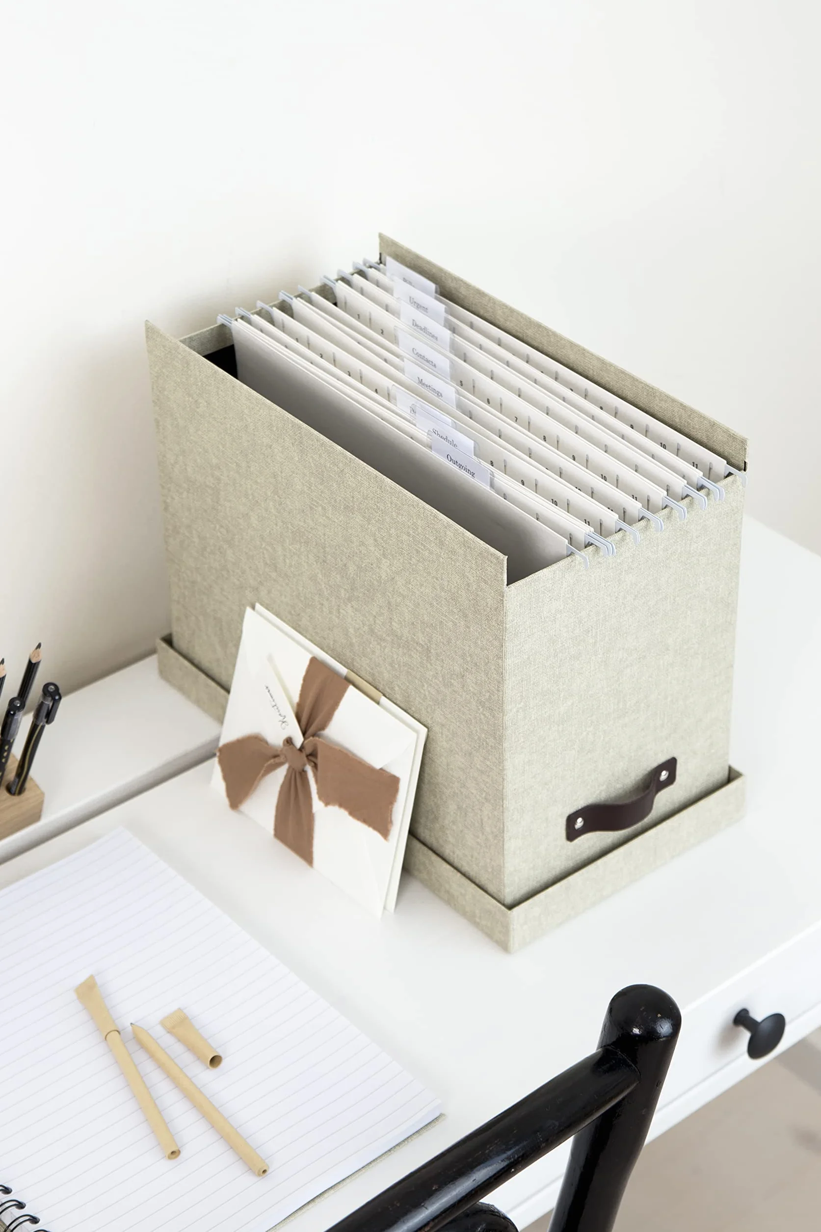 Bigso Box of Sweden Contenitore per documenti con coperchio - Raccoglitori da scrivania con 8 cartelle sospese - Raccoglitori documenti in fibra di legno e carta effetto lino - beige
