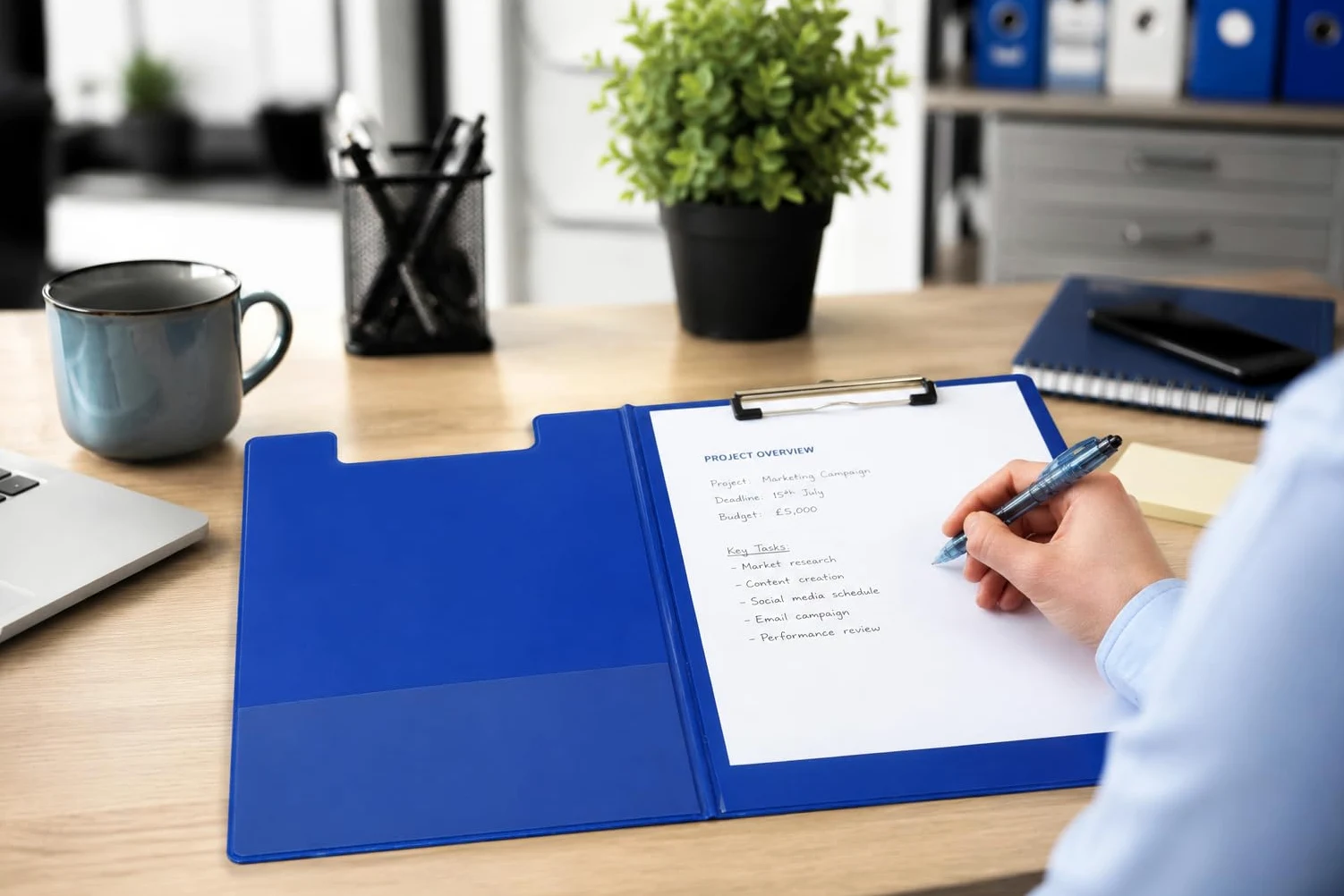 SECO Portablocco A4 ECO PVC | Blu | Confezione da 12 | Lavagna con clip | Clip in metallo resistente, pannello rigido in PVC, documenti A4, per ufficio, scuola e magazzino