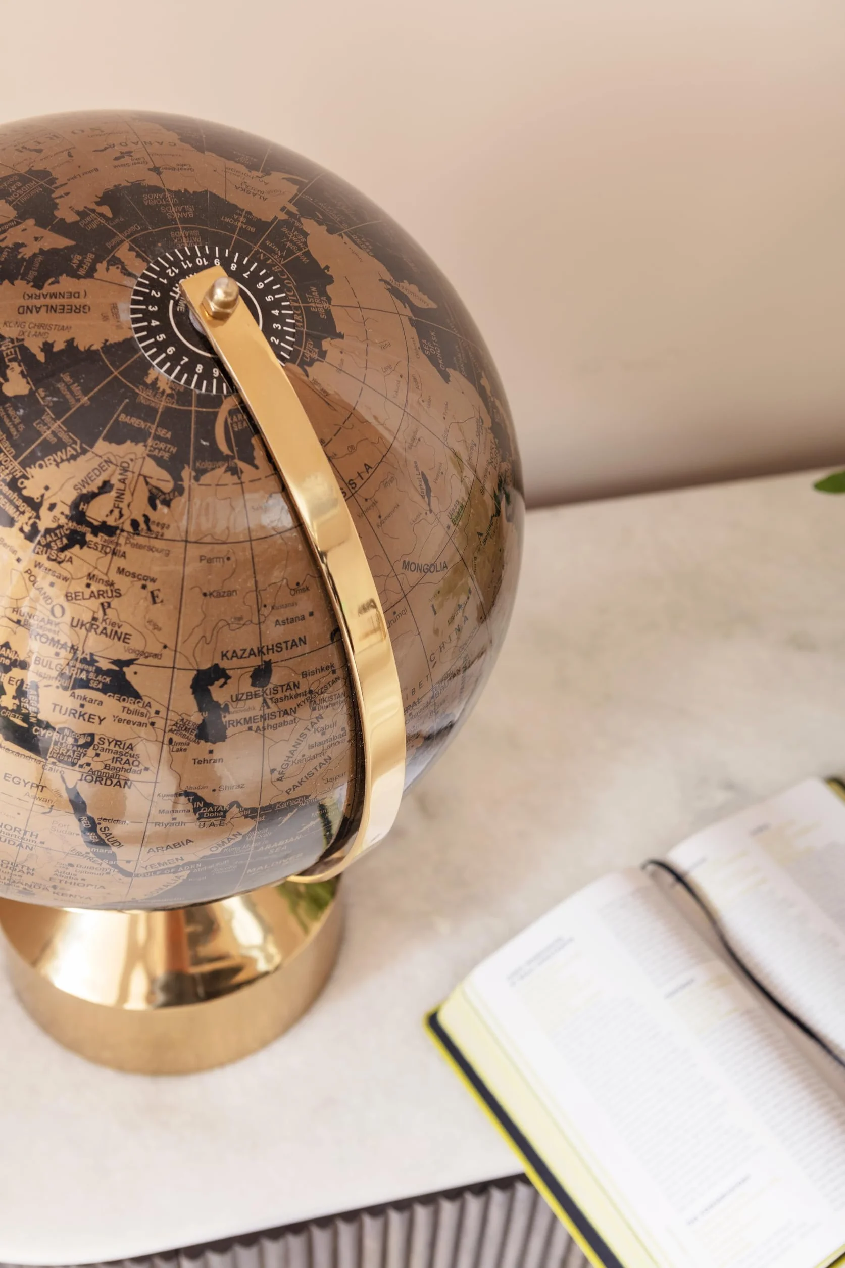 Kare Design oggetto decorativo Globe Top, oro/nero, mappamondo, diametro sfera 17cm, base in metallo, cartografia classica moderna, educazione/geografia, idea regalo ragazzi/bambini