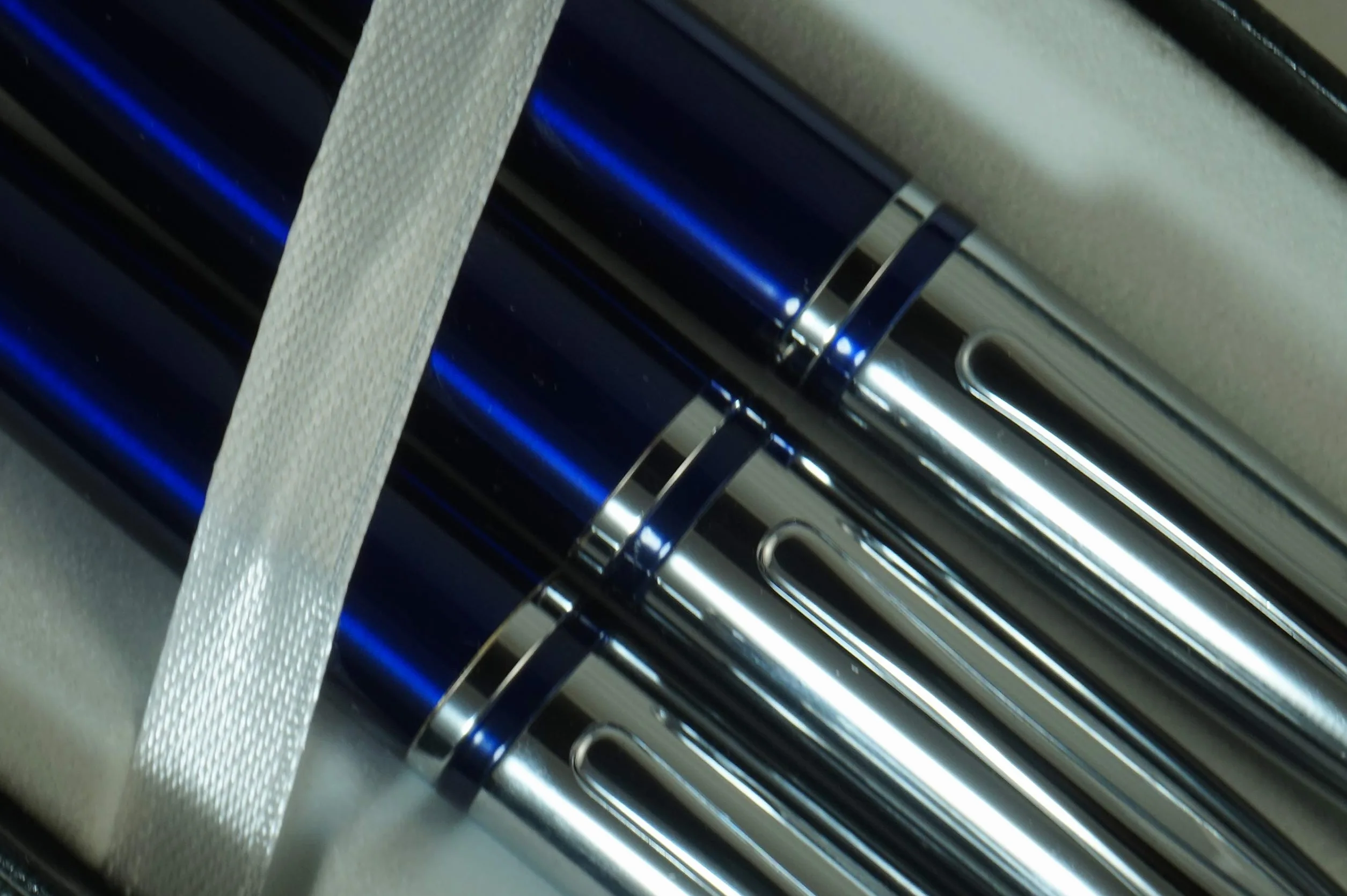 Set di penne a sfera con inchiostro gel nero Calaise Selectip Cross Midnight Blue, lucido per appuntamenti e cross. Una penna a sfera e matita di ottima qualità per chiunque.