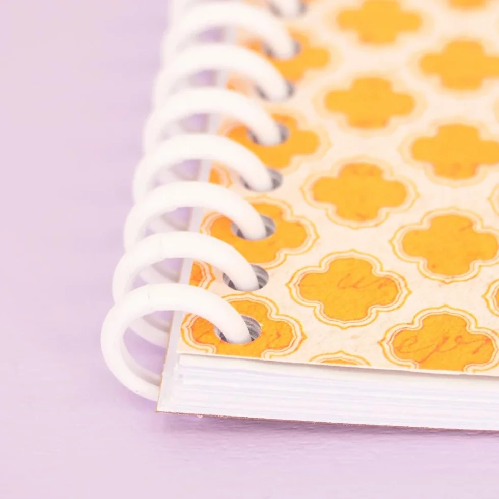 Craftelier - Legatrice manuale a 30 fori - Perforatrice con 6 anelli Tonalità Bianco e Nero - Fora fino a 5 fogli - Compatibile con formati A4, A5, A6, A7 - Per quaderni e scrapbooking